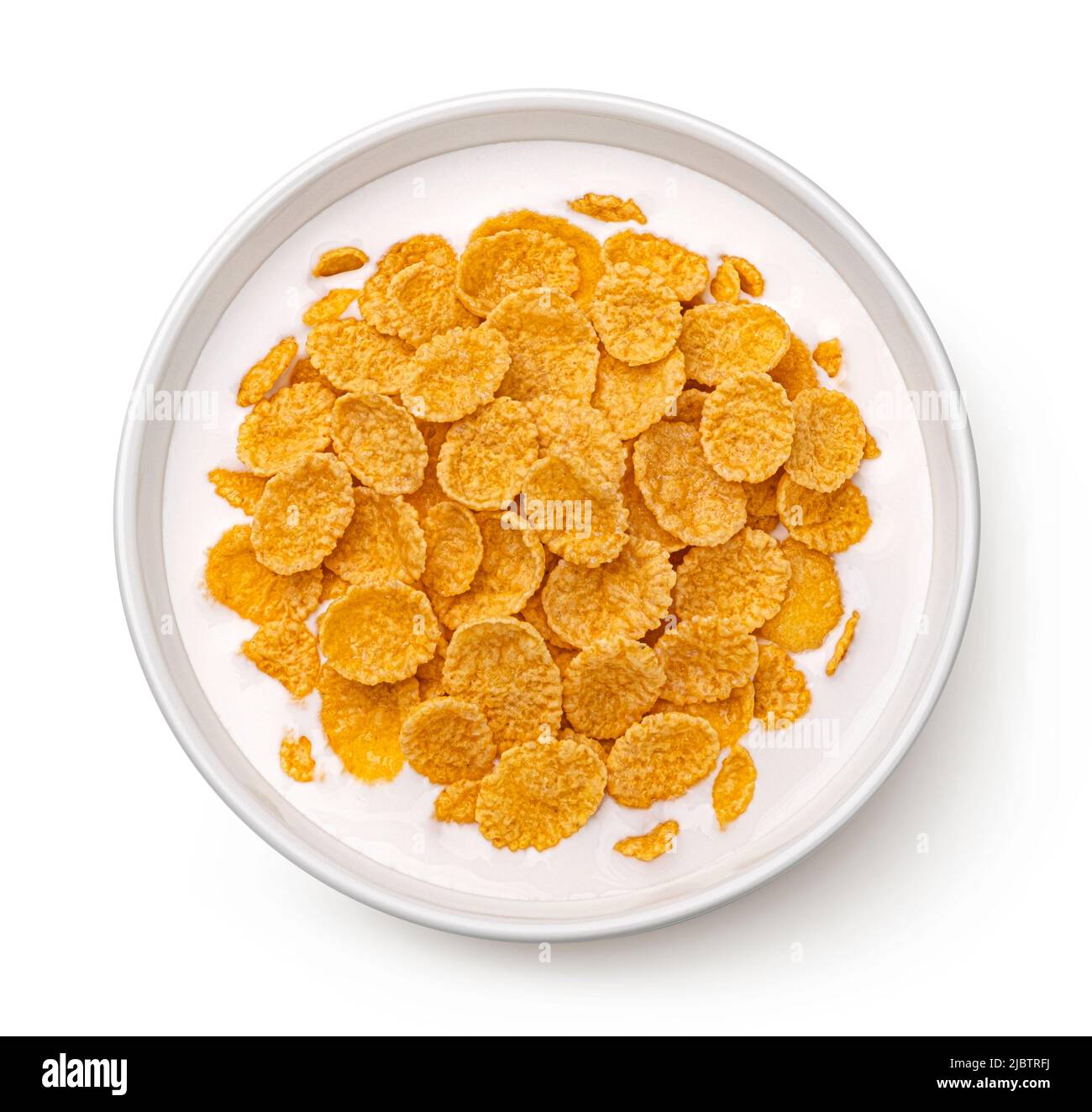 Fiocchi di mais con latte isolato su sfondo bianco, vista dall'alto Foto Stock