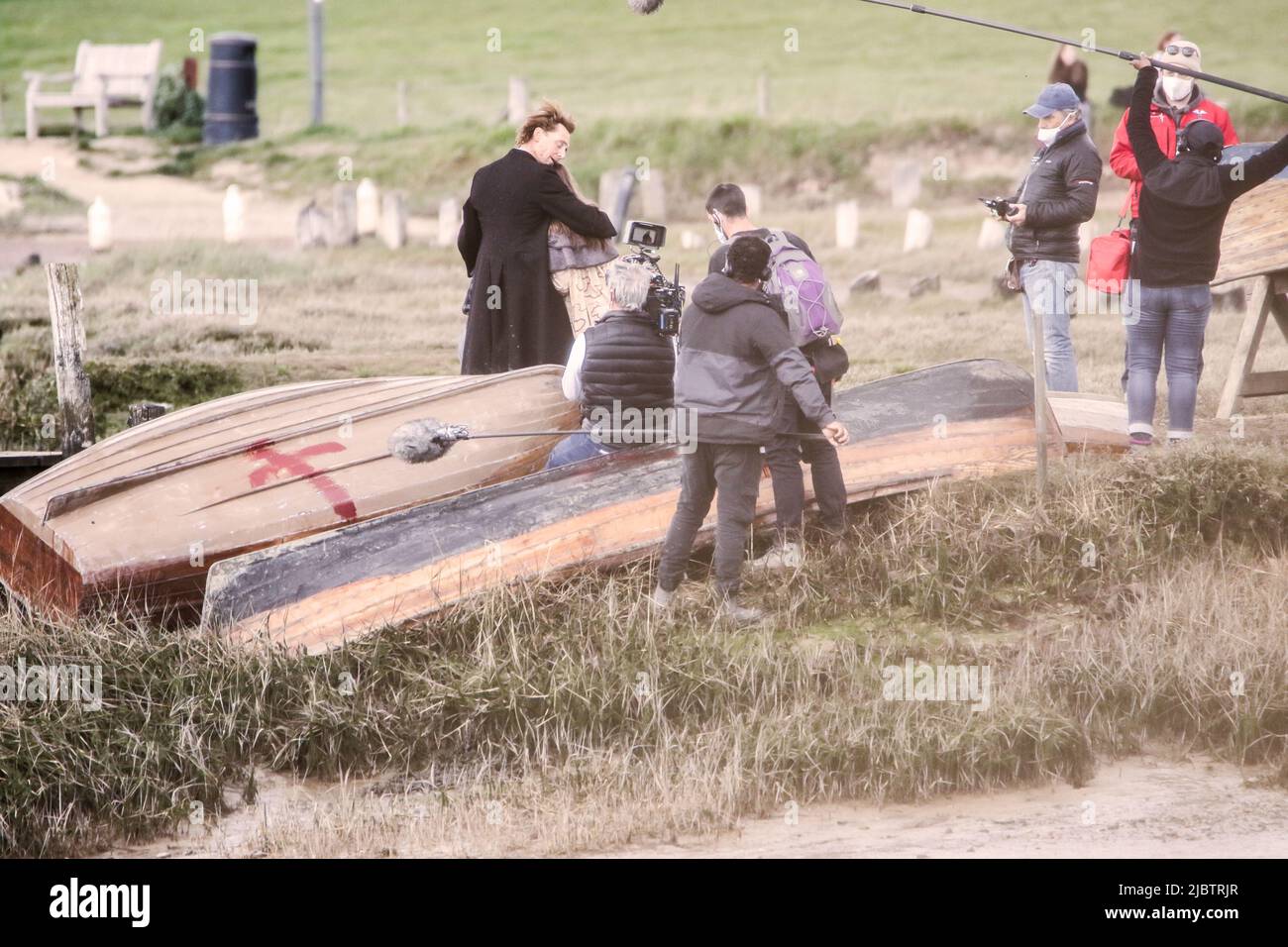 Tom Hiddleston filma scene per l'Essex Serpent che sta attualmente girando su Apple TV. Alresford, Essex Regno Unito. Aprile 2021 Foto Stock