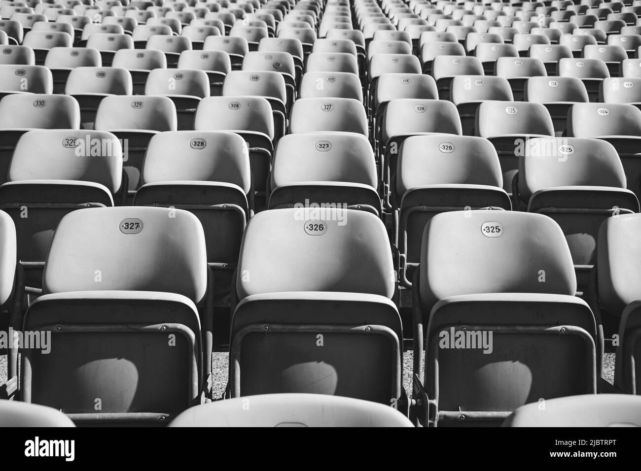 Sedie vuote per il pubblico su un'arena moderna o un teatro all'aperto Foto Stock