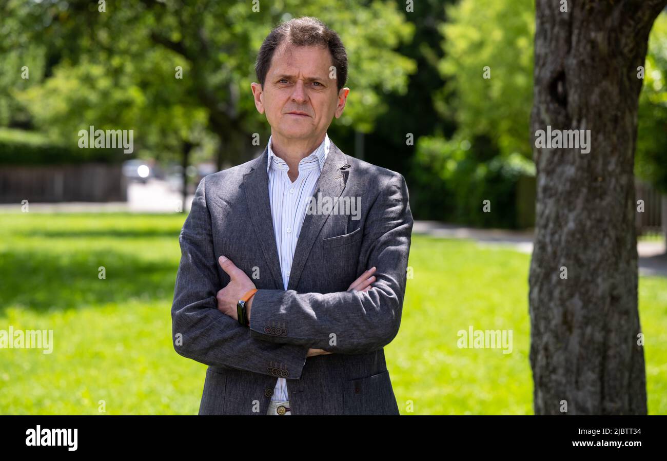 Monaco di Baviera, Germania. 08th giugno 2022. Klaus Stöhr, virologo ed epidemiologo, fotografato in un parco. Su proposta dell'Unione, Stöhr passare ad una commissione per la valutazione scientifica delle restrizioni di Stato a Corona in Germania. Credit: Sven Hoppe/dpa/Alamy Live News Foto Stock