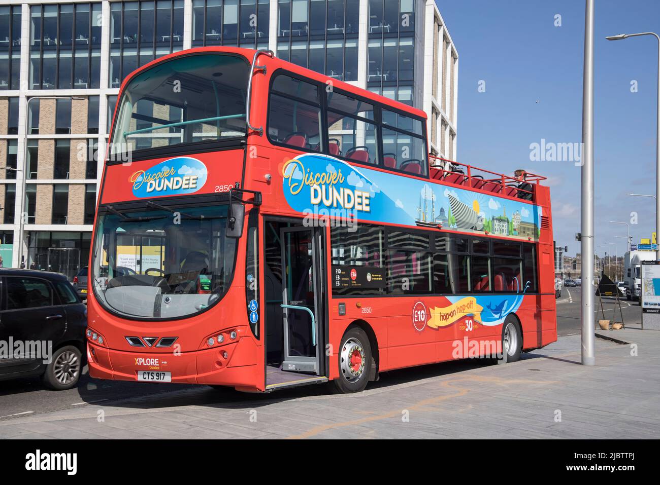 un nuovo autobus rosso hop-on hop-off a dundee scotland Foto Stock