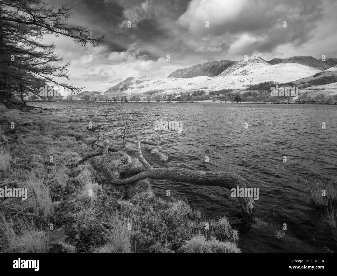 Immagine a infrarossi della costa sud-occidentale di Buttermere nel Lake District National Park, Cumbria, Inghilterra. Foto Stock