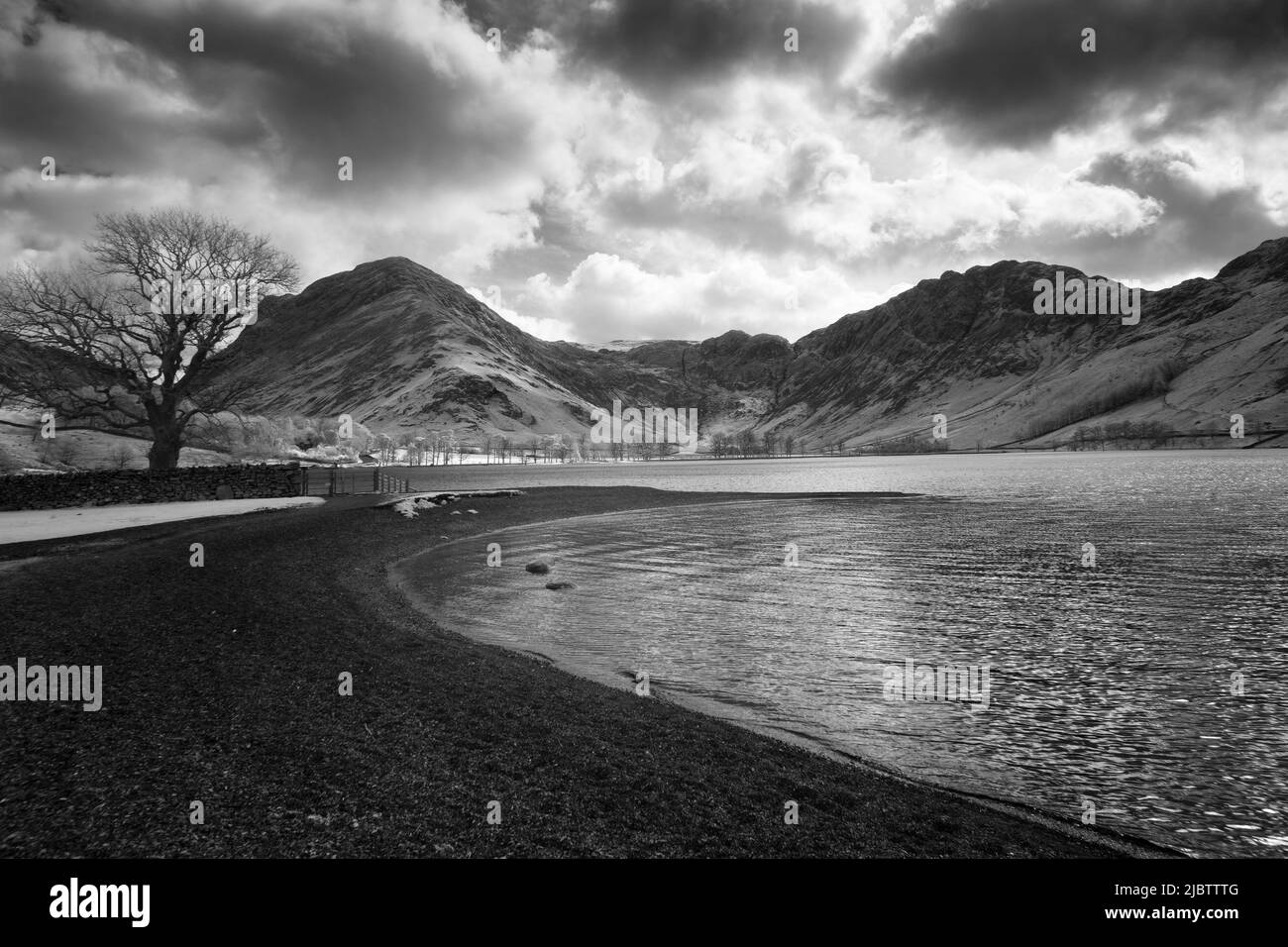 Un'immagine a infrarossi del lago Buttermere con Fleetwith Pike e Hay Stacks oltre nel Lake District National Park, Cumbria, Inghilterra. Foto Stock