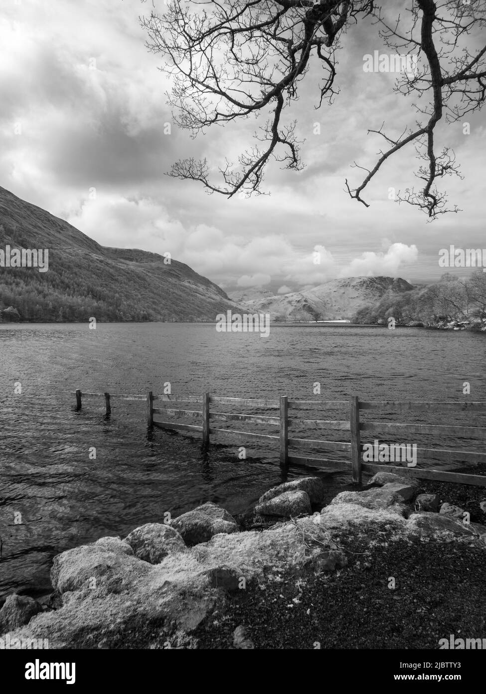 Immagine a infrarossi della riva del lago Buttermere nel Lake District, Cumbria, Inghilterra Foto Stock