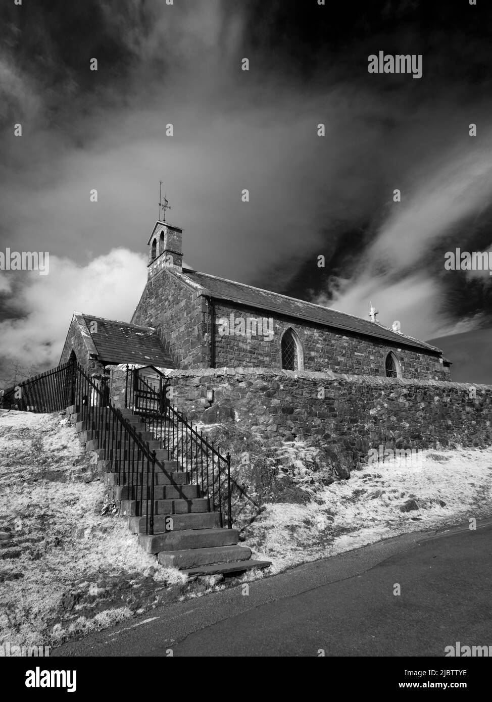 Un'immagine infrarossa della chiesa di St James nel villaggio di Buttermere nel Lake District, Cumbria, Inghilterra Foto Stock