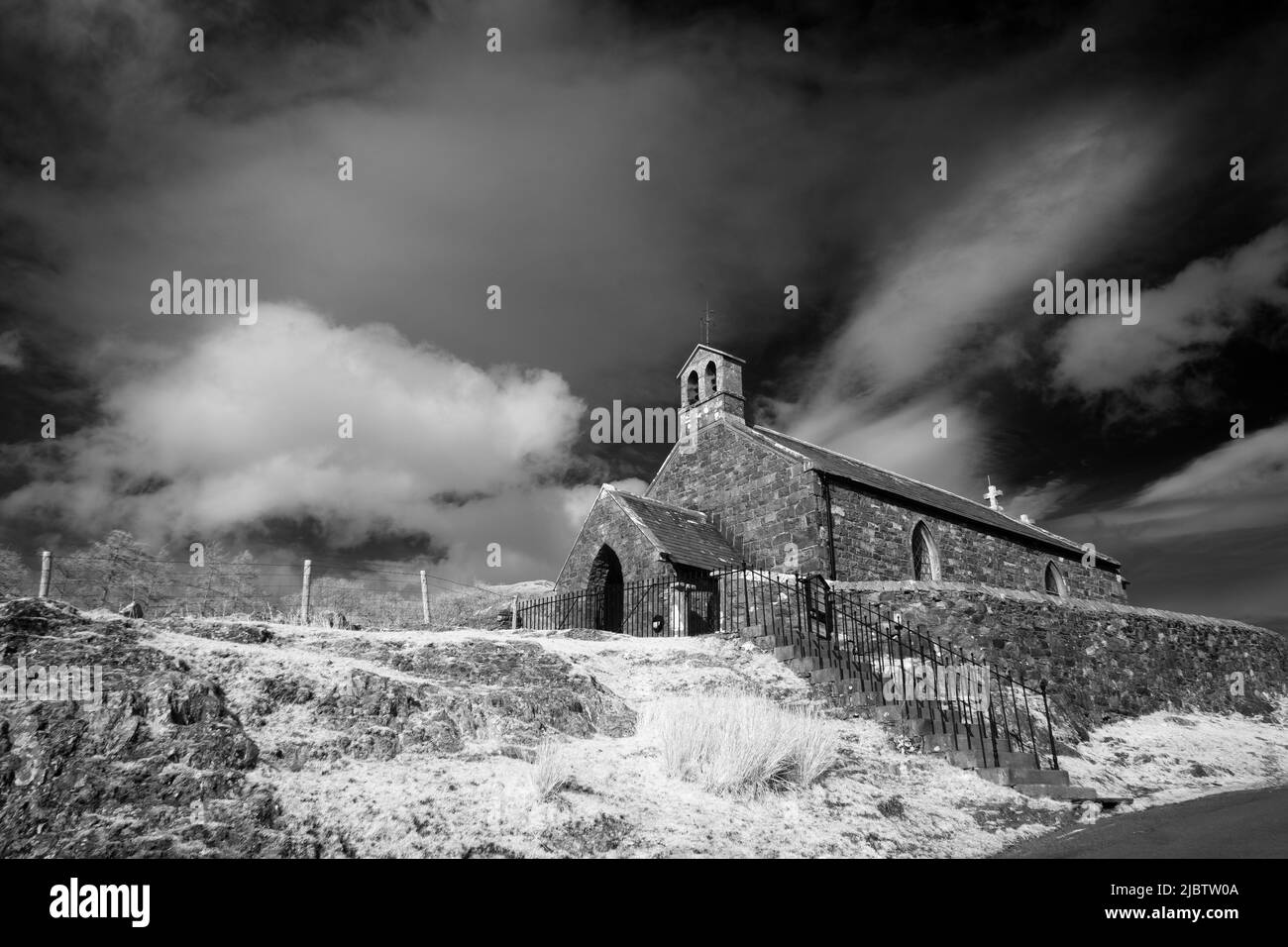 Un'immagine infrarossa della chiesa di St James nel villaggio di Buttermere nel Lake District, Cumbria, Inghilterra Foto Stock