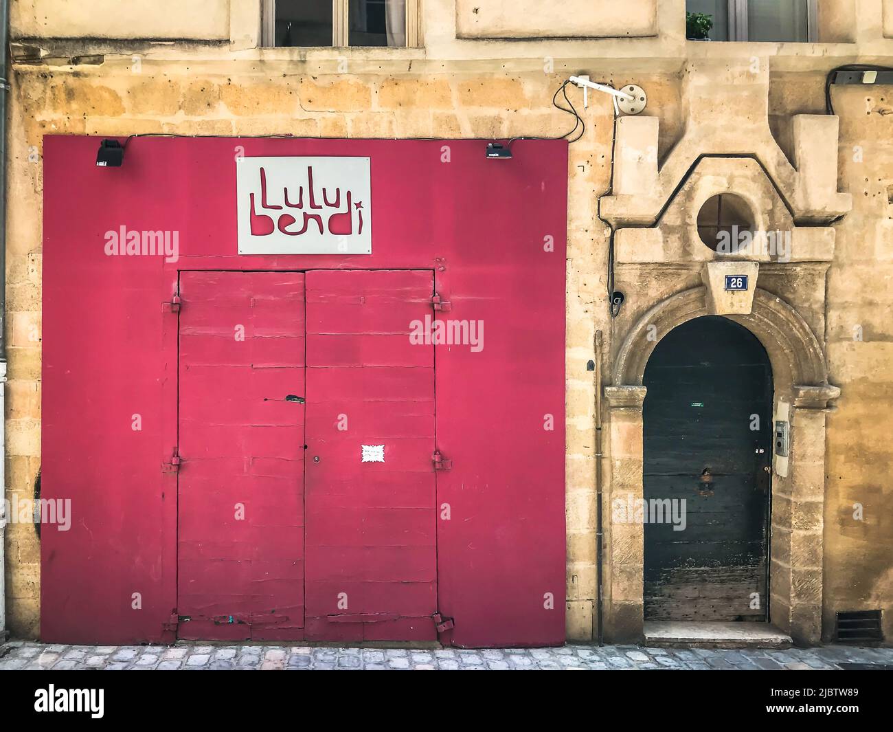 Aix-en-Provence, Francia, maggio 2022, vista del negozio di stoffa Lulu Bendi chiuso da persiane rosse Foto Stock