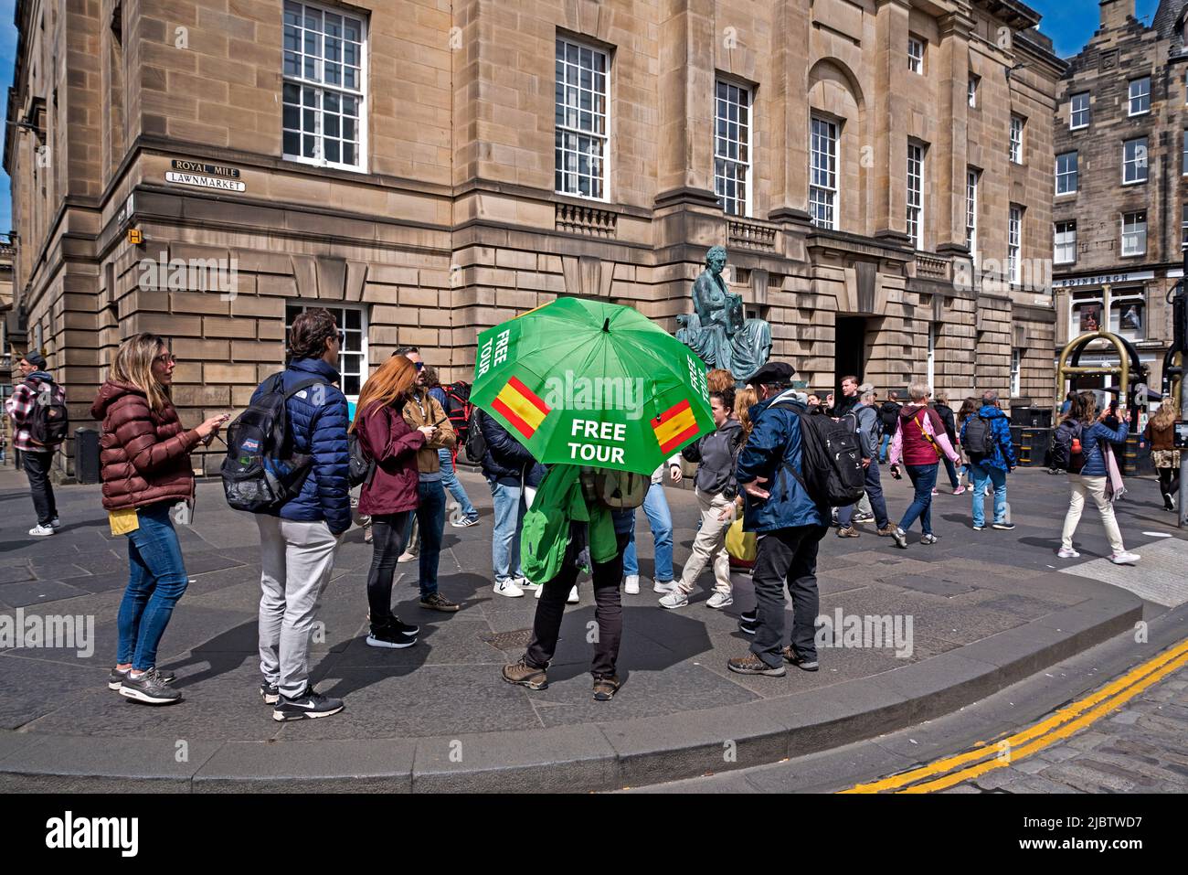 Guida turistica spagnola con turisti fuori dall'alta Corte di Giustizia nel Lawnmarket sul Royal Mile di Edimburgo, Foto Stock