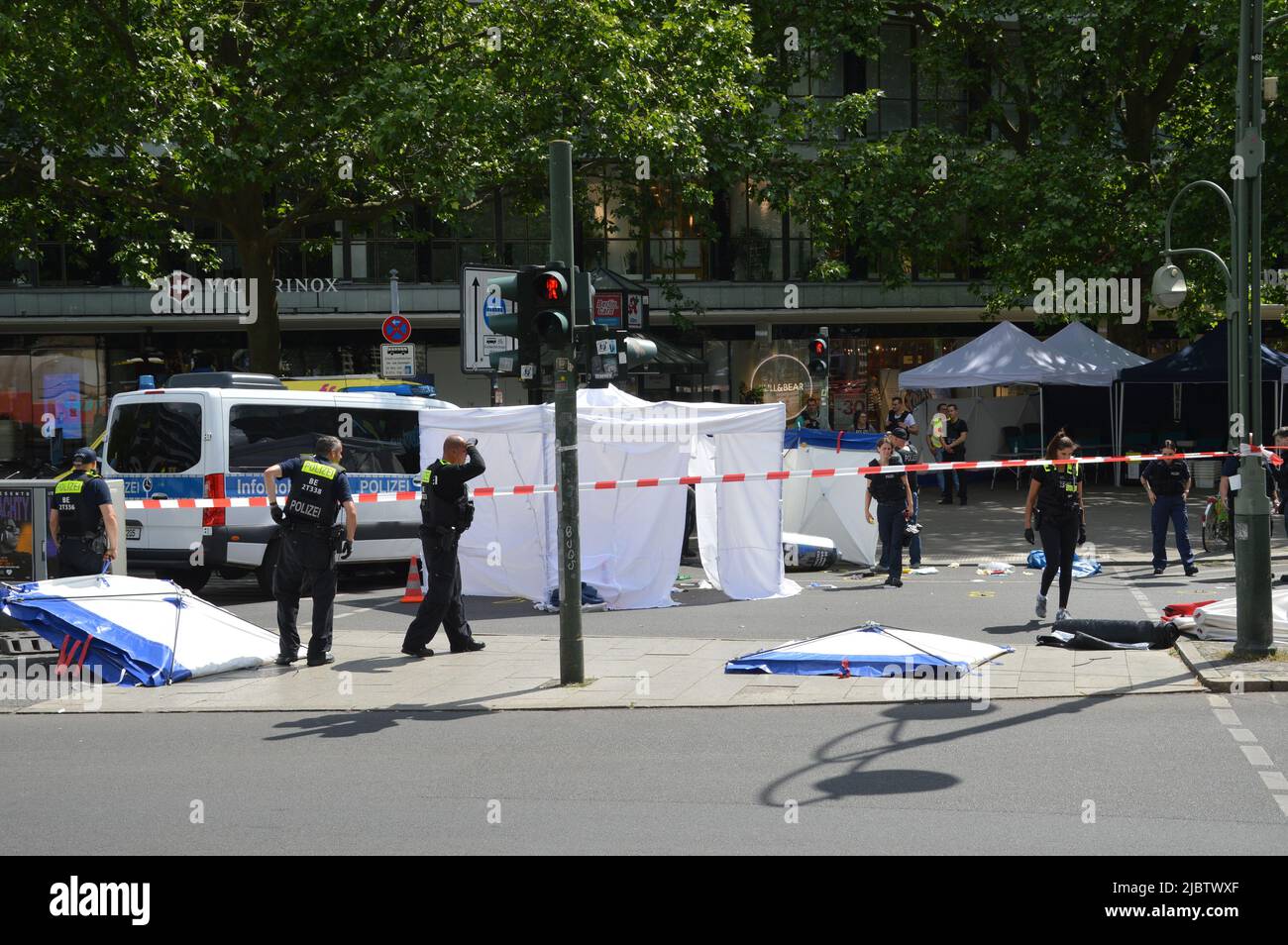 Berlino, Germania - 8 giugno 2022 - l'automobile guida nella folla nel centro di Berlino ovest, un morto, parecchie ferite - (foto da Markku Rainer Peltonen). Foto Stock