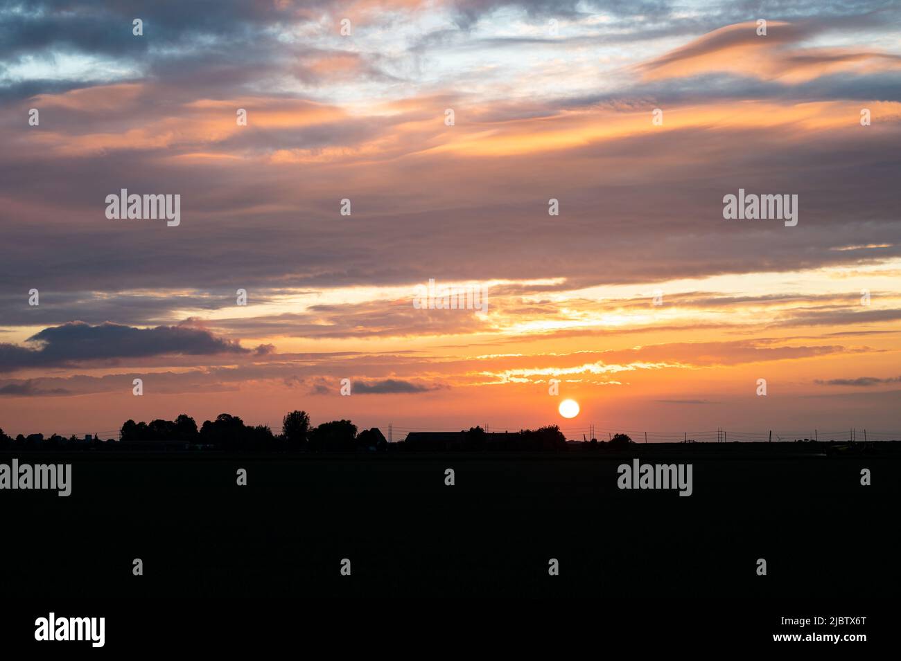 Nuvole color pastello nel cielo durante il tramonto Foto Stock