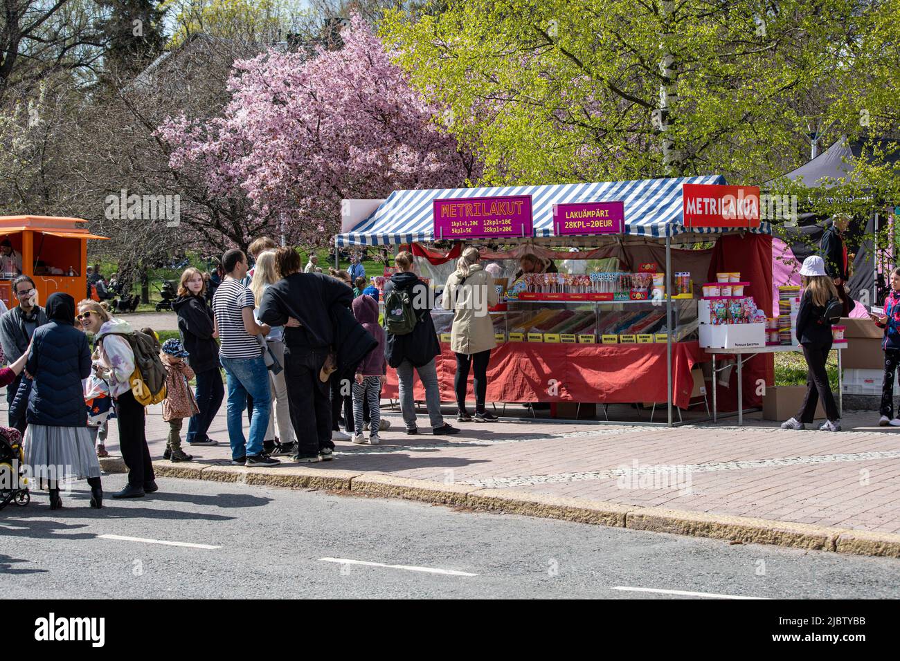 La gente si accaparrava di fronte alla bancarella di caramelle all'Arabian Katufestivaali nel distretto Arabianranta di Helsinki, Finlandia Foto Stock
