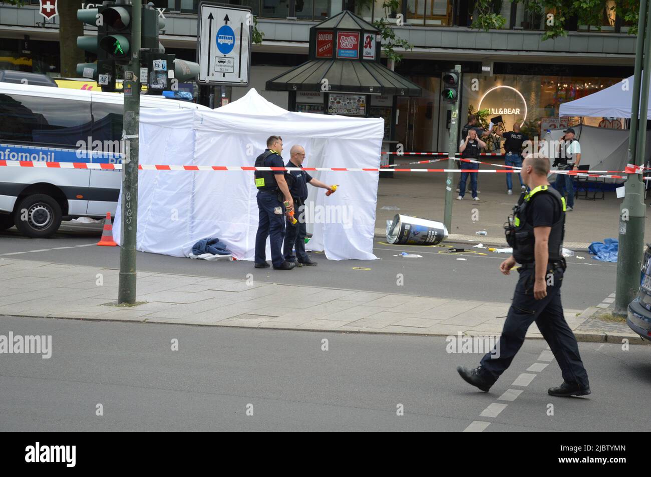 Berlino, Germania - 8 giugno 2022 - l'automobile guida nella folla nel centro di Berlino ovest, un morto, parecchie ferite - (foto da Markku Rainer Peltonen). Foto Stock