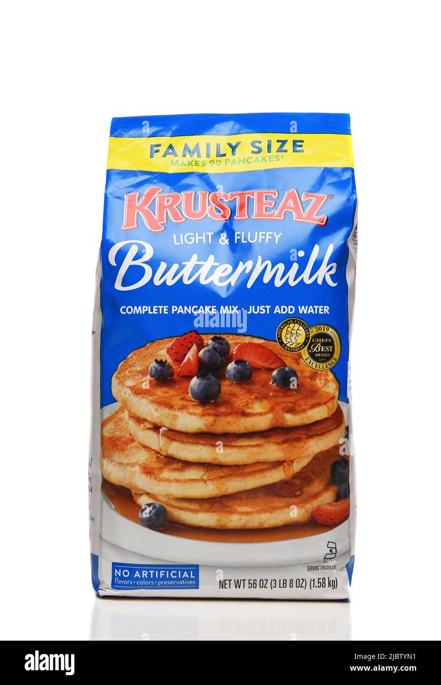 IRVINE, CALIFORNIA - 6 GIUGNO 2022: Una borsa zise di famiglia di Krusteaz Buttermilk Pancake Mix. Sviluppato nel 1932 il nome è una combinazione delle parole Crus Foto Stock