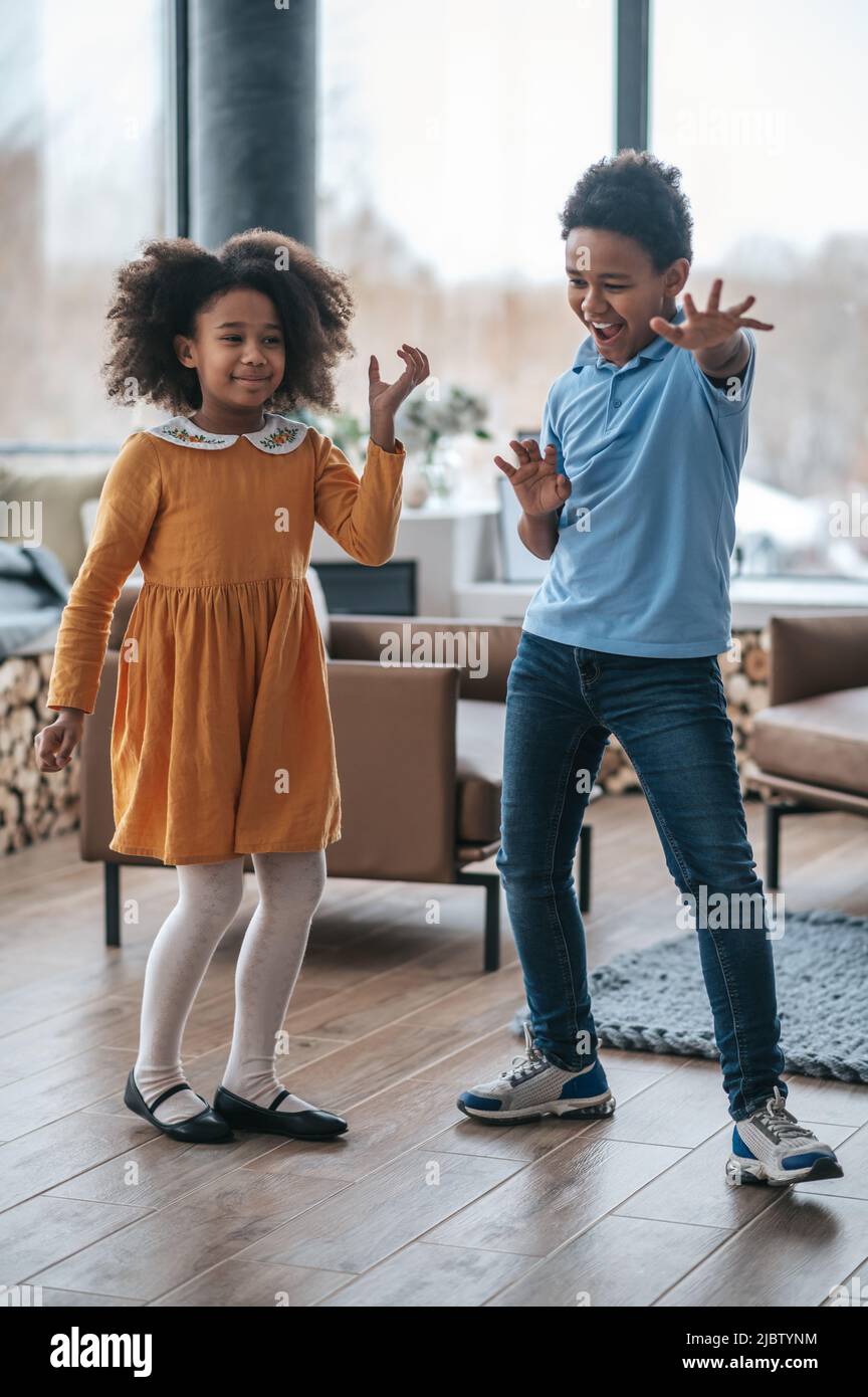 Un ragazzo e una ragazza che ballano e che guarda gioioso Foto Stock