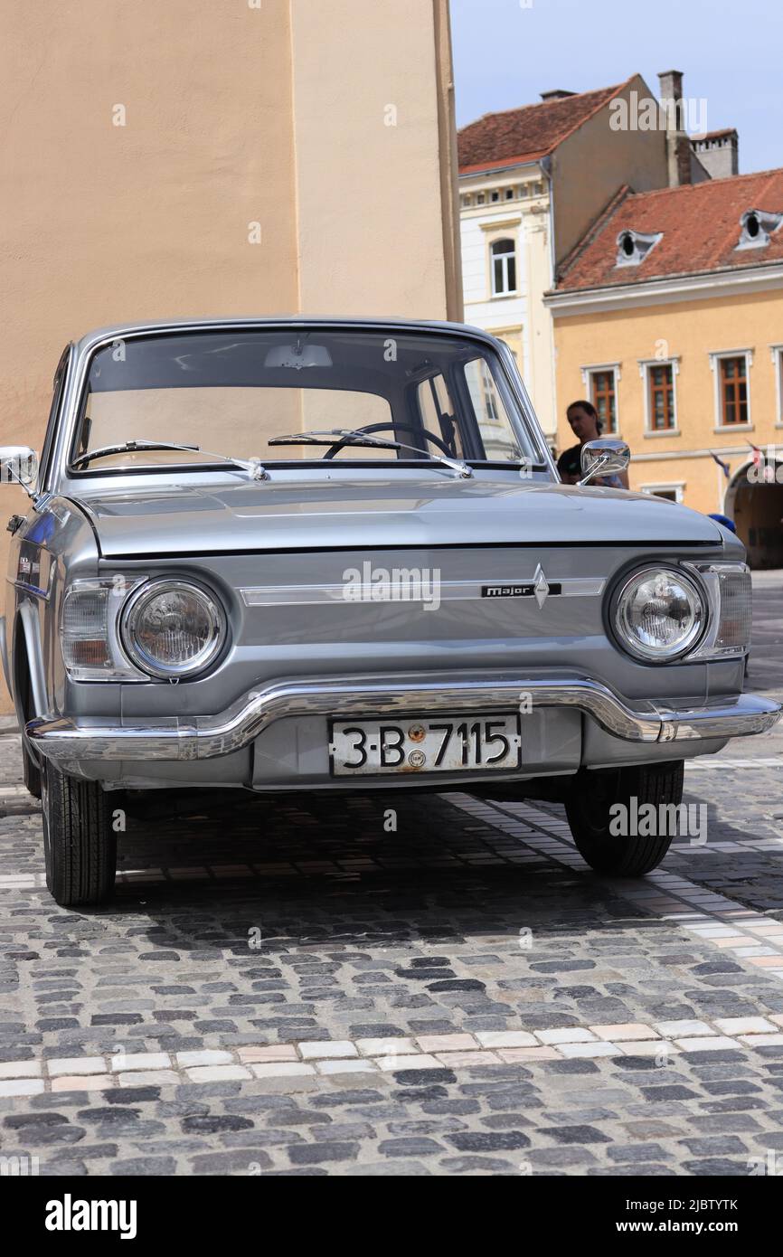 Vecchia auto grigio metallizzato sorpresi da una fiera locale di Brasov Foto Stock
