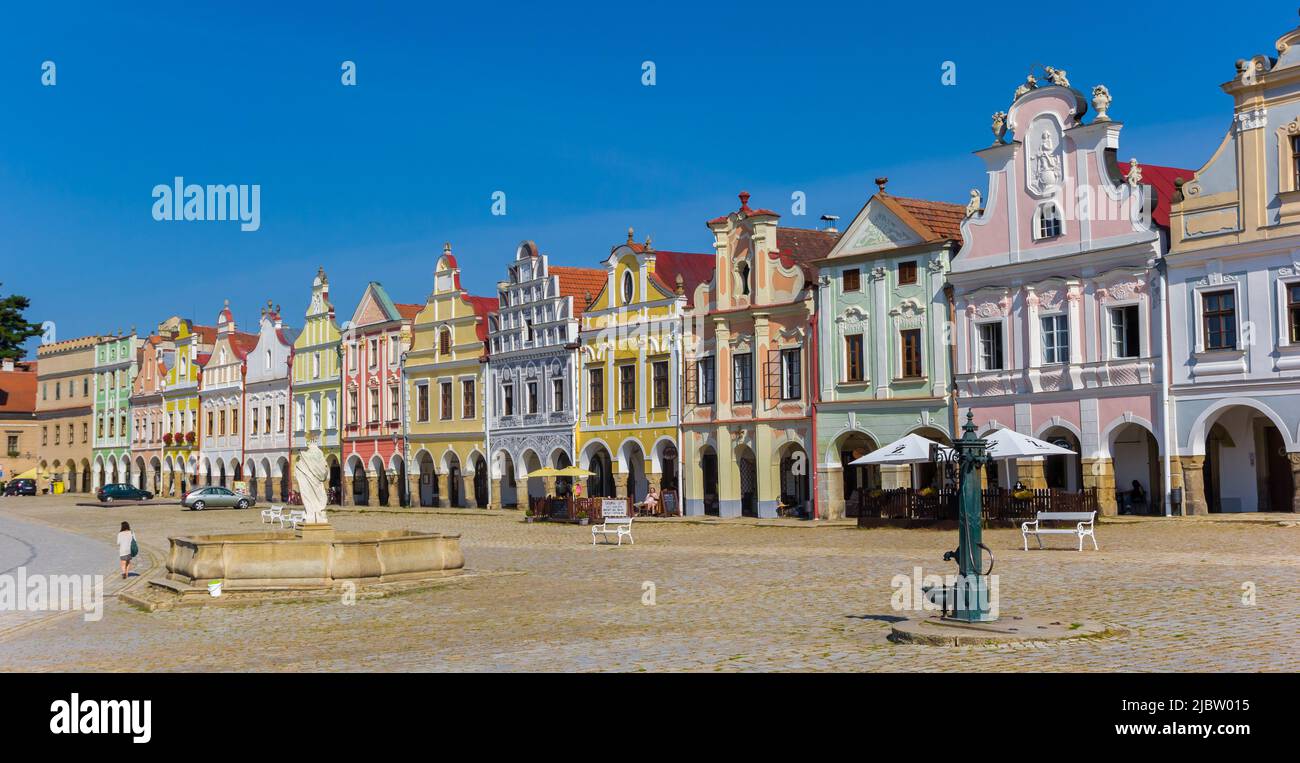 Panorama di case colorate sulla piazza del mercato di Telc, Repubblica Ceca Foto Stock