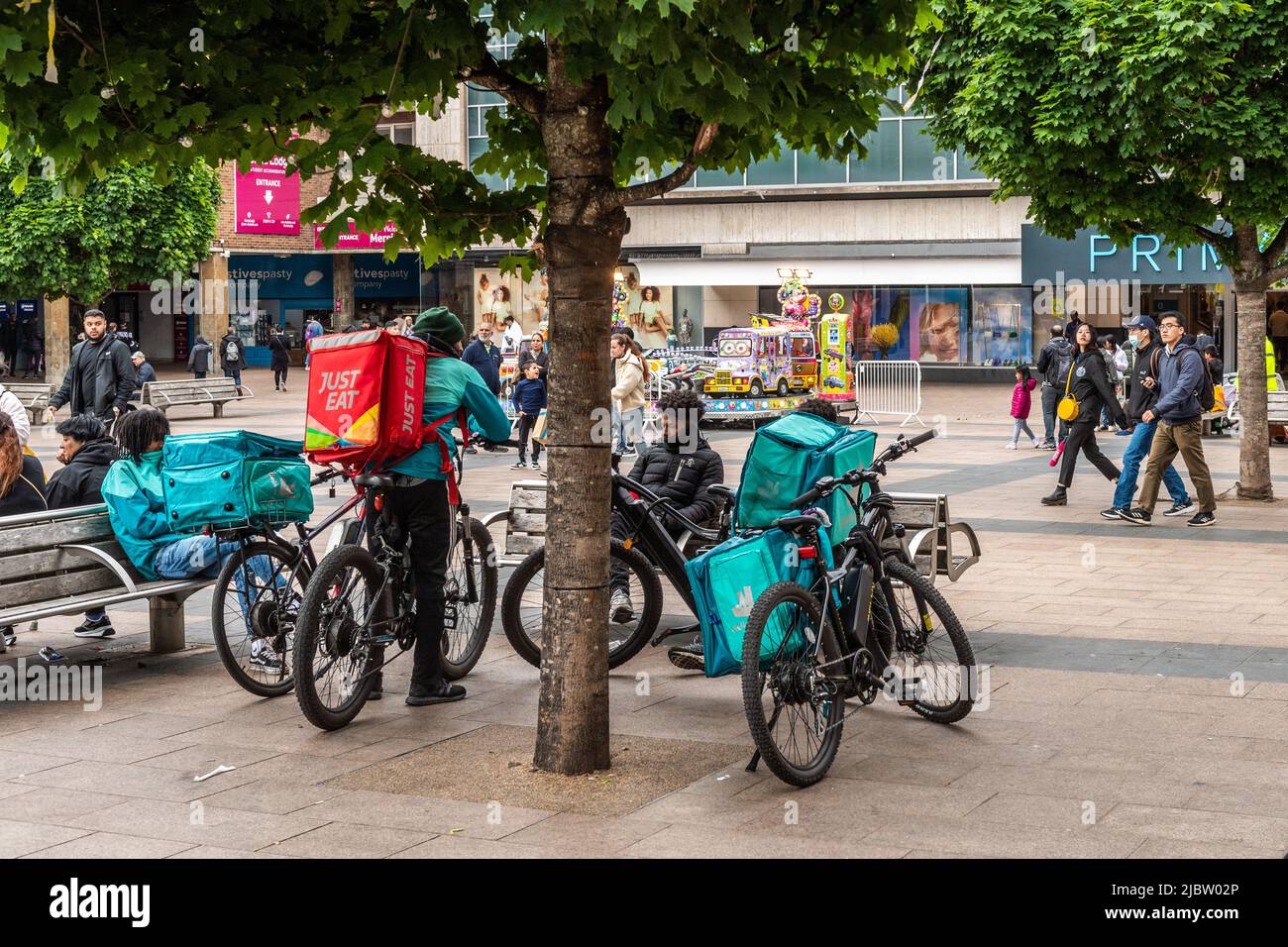 Deliveroo e Just Eat consegna piloti a Broadgate, Coventry, West Midlands, Regno Unito. Foto Stock