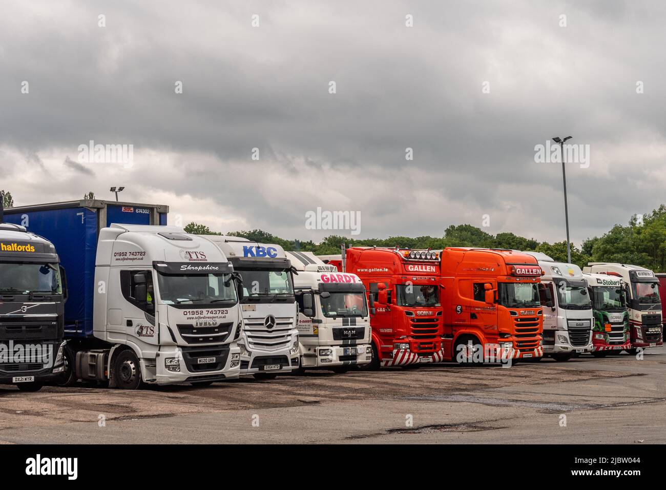 Stazione di servizio Welcome Break tra gli svincoli 12-13 sull'autostrada M40, Warwick, Regno Unito. Foto Stock