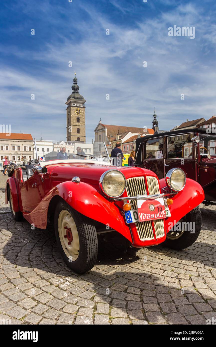 Classica sportscar aperta sulla piazza centrale del mercato di Ceske Budejovice, Repubblica Ceca Foto Stock