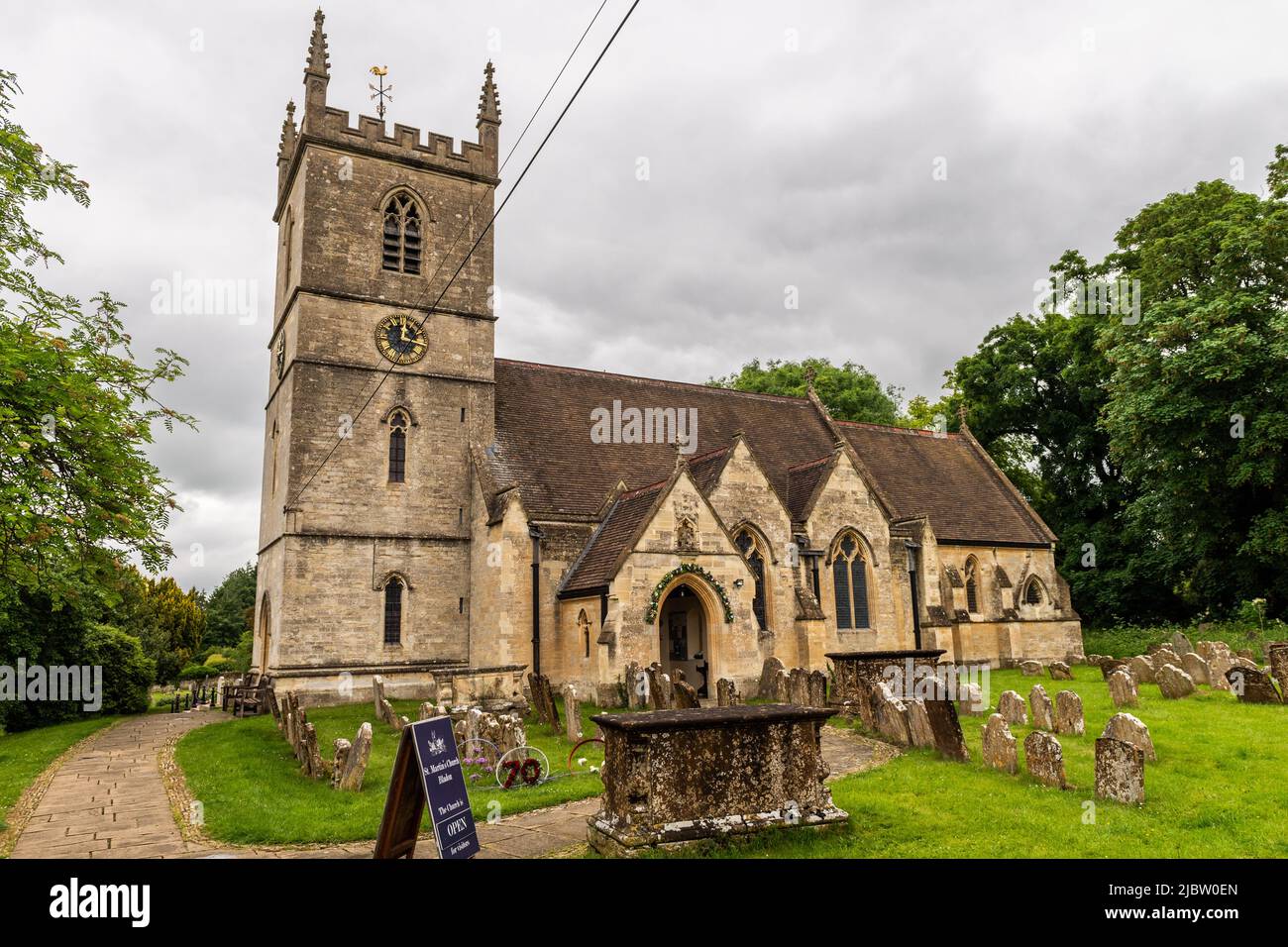 St. Martin's Church, Bladon, Oxfordshire, Regno Unito, l'ultimo luogo di riposo di Sir Winston Churchill. Foto Stock