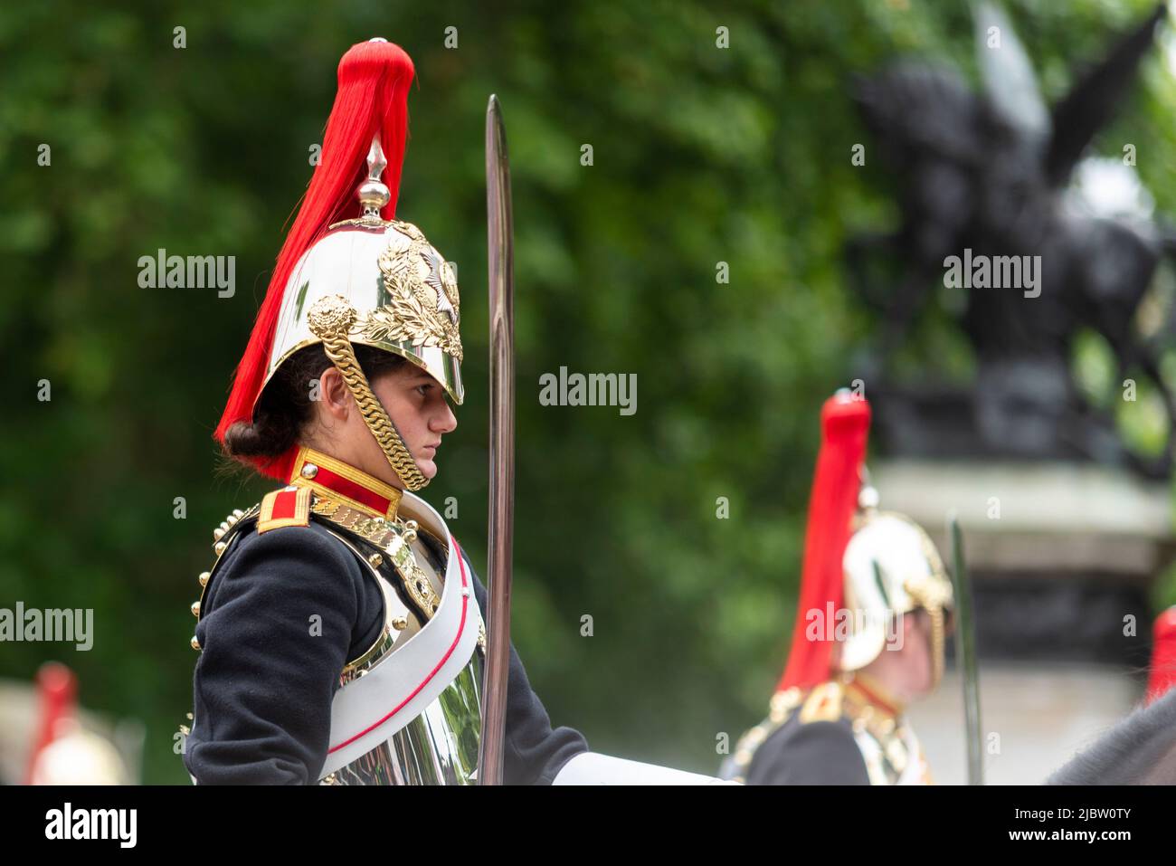 Soldato femminile di Blues e Royals della Cavalleria Household alla parata del Pageant del Giubileo del platino della regina nel Mall, Londra, Regno Unito. Foto Stock