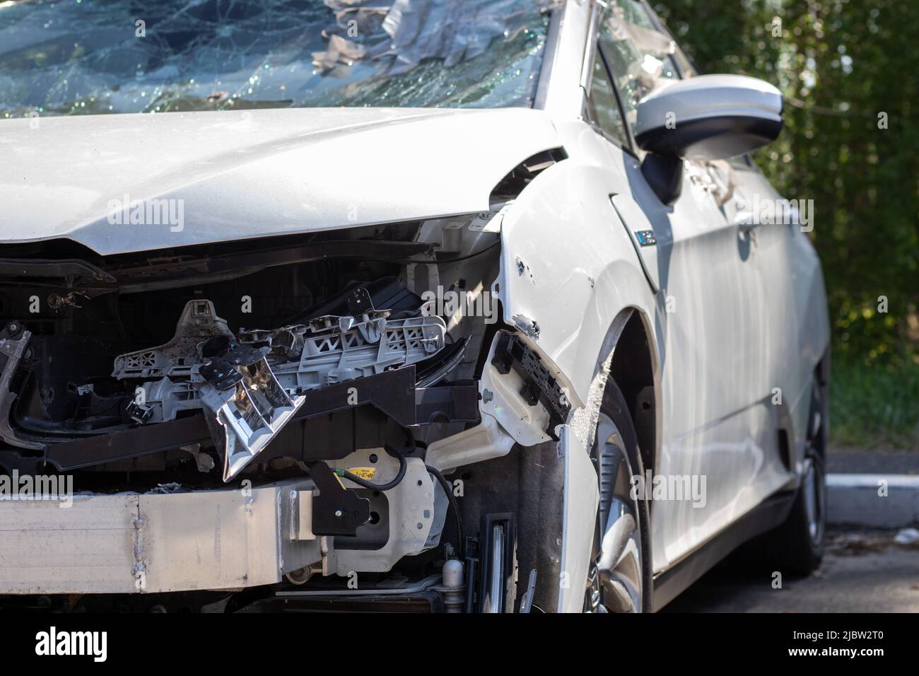 Incidente stradale sulla strada, auto danneggiata dopo una collisione in città. Incidente dovuto a velocità e intossicazione da alcol. Sfondo del trasporto. Th Foto Stock