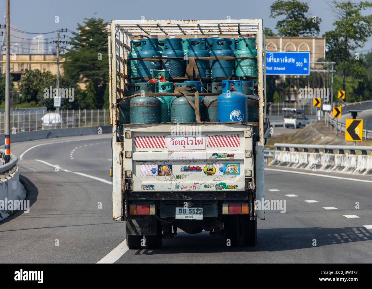 SAMUT PRAKAN, THAILANDIA, MARZO 19 2022, Un camion con un carico di contenitori di gas sta guidando lungo la strada Foto Stock