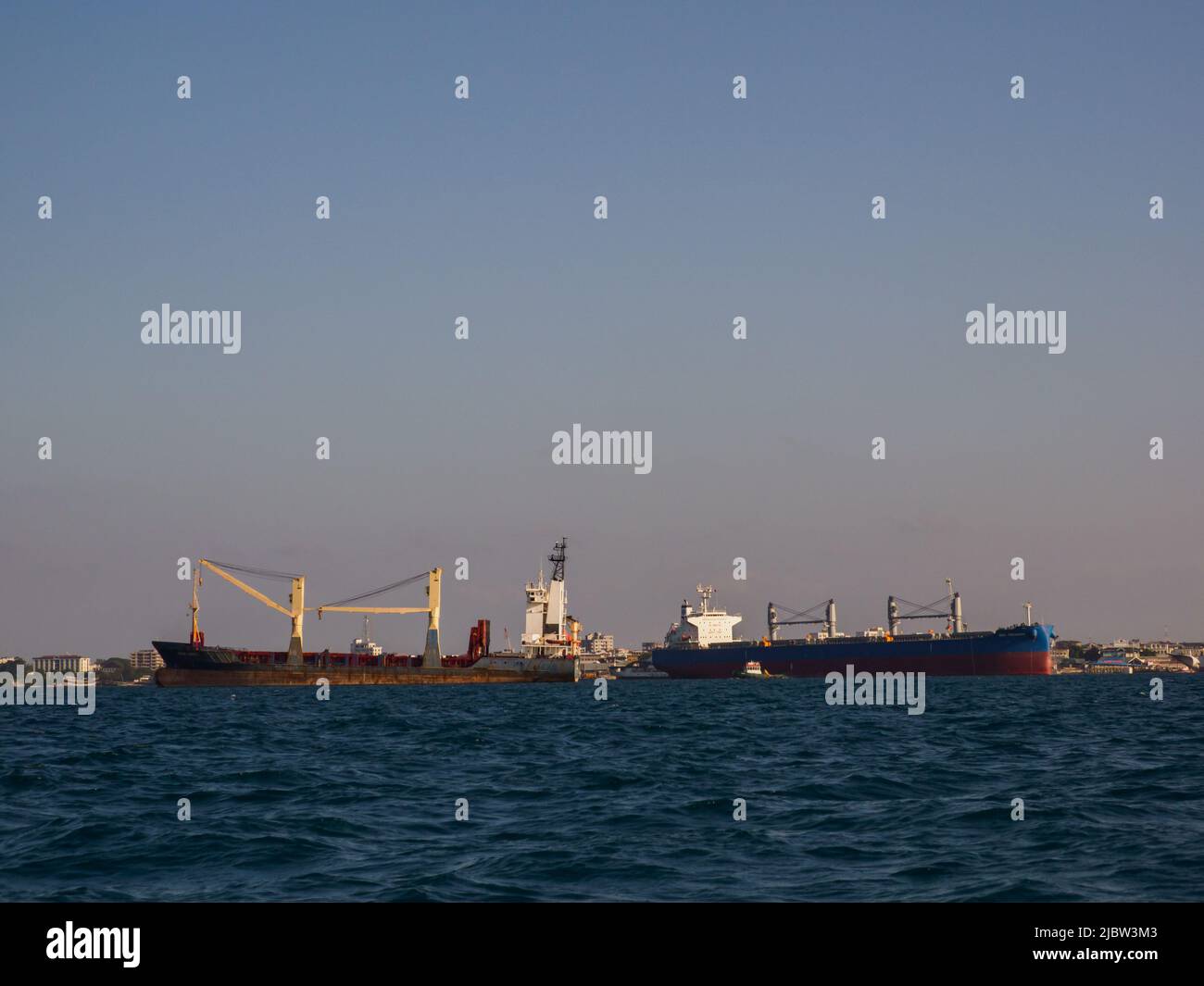 Città di pietra, Zanzibar - Jan, 2021: Vista del porto di Zanzibar con grandi navi, gru e cargo vicino alla banchina. Africa. Foto Stock