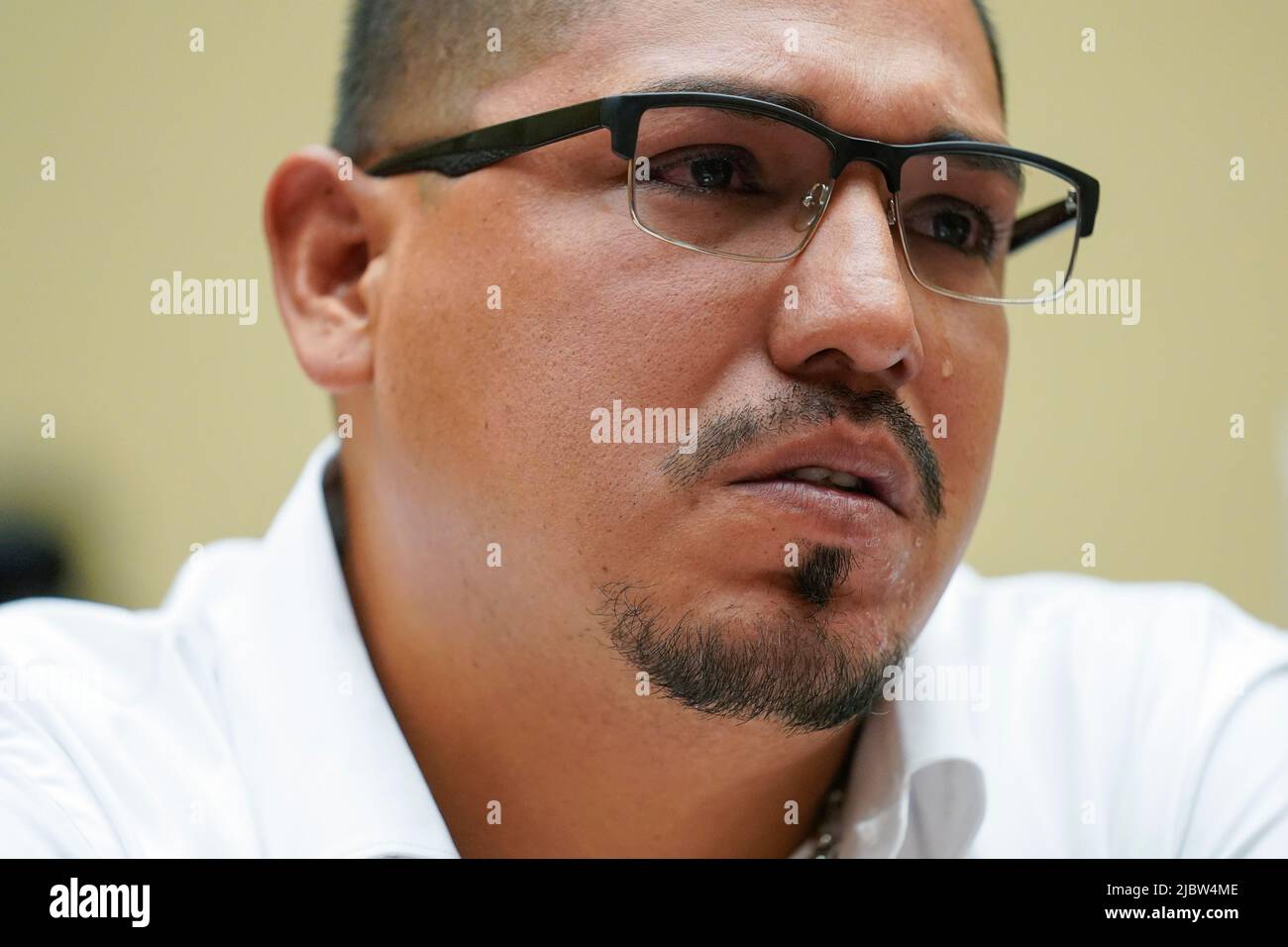 Washington, Stati Uniti. 08th giugno 2022. Miguel Cerrillo, padre di Miah Cerrillo uno studente di quarto grado alla Scuola elementare di Robb a Uvalde, Texas, si strappa come testimonia durante un'audizione House Committee on Oversight and Reform sulla violenza delle armi a Capitol Hill a Washington, mercoledì 8 giugno 2022. (Foto di Andrew Harnik/Pool/Sipa USA) Credit: Sipa USA/Alamy Live News Foto Stock
