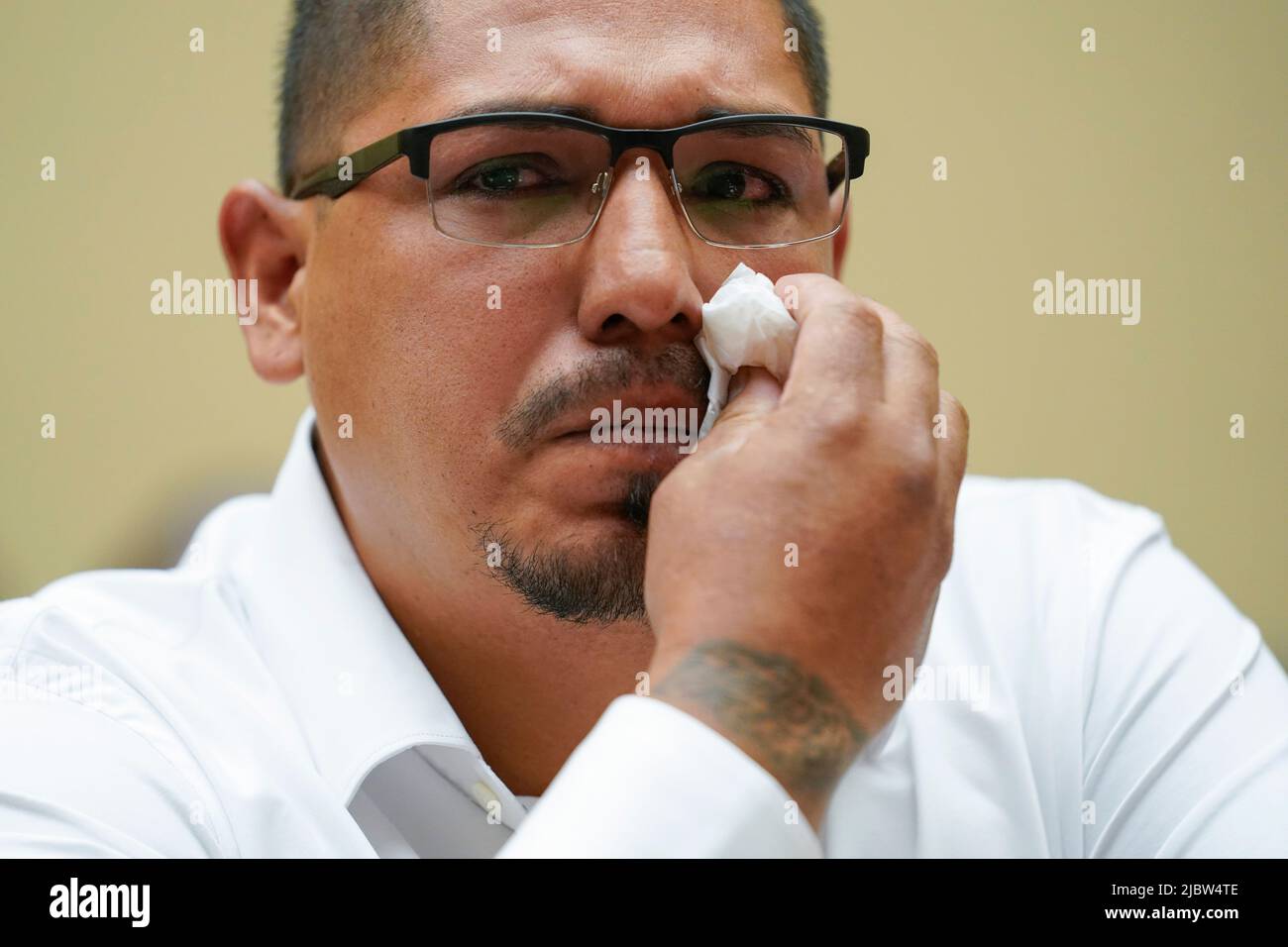 Washington, Stati Uniti. 08th giugno 2022. Miguel Cerrillo, padre di Miah Cerrillo studente di quarto grado alla Scuola elementare di Robb a Uvalde, Texas, strappa il volto come testimonia durante un'audizione della Camera Committee on Oversight and Reform sulla violenza delle armi a Capitol Hill a Washington, mercoledì 8 giugno 2022. (Foto di Andrew Harnik/Pool/Sipa USA) Credit: Sipa USA/Alamy Live News Foto Stock