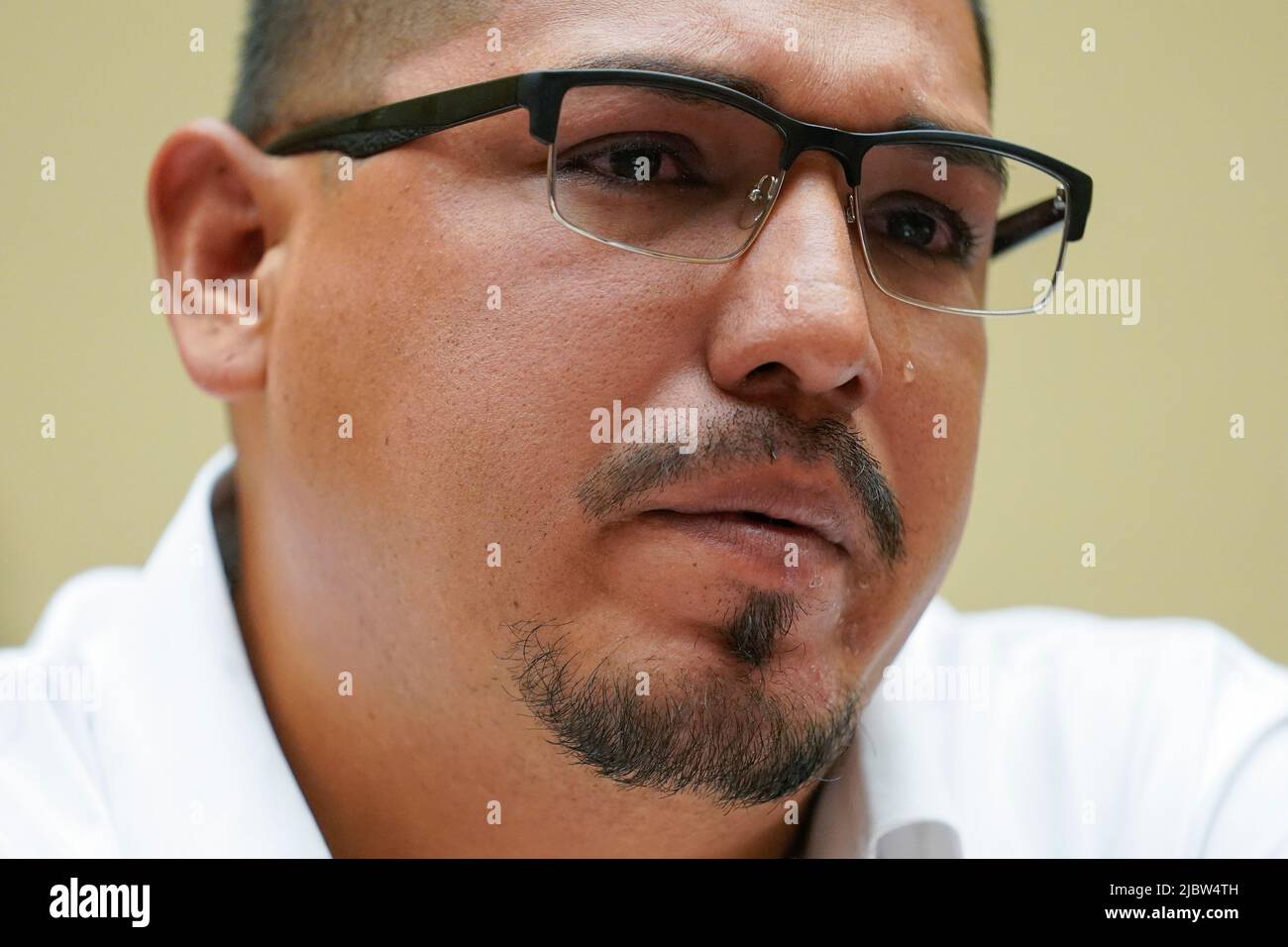 Washington, Stati Uniti. 08th giugno 2022. Miguel Cerrillo, padre di Miah Cerrillo uno studente di quarto grado alla Scuola elementare di Robb a Uvalde, Texas, si strappa come testimonia durante un'audizione House Committee on Oversight and Reform sulla violenza delle armi a Capitol Hill a Washington, mercoledì 8 giugno 2022. (Foto di Andrew Harnik/Pool/Sipa USA) Credit: Sipa USA/Alamy Live News Foto Stock