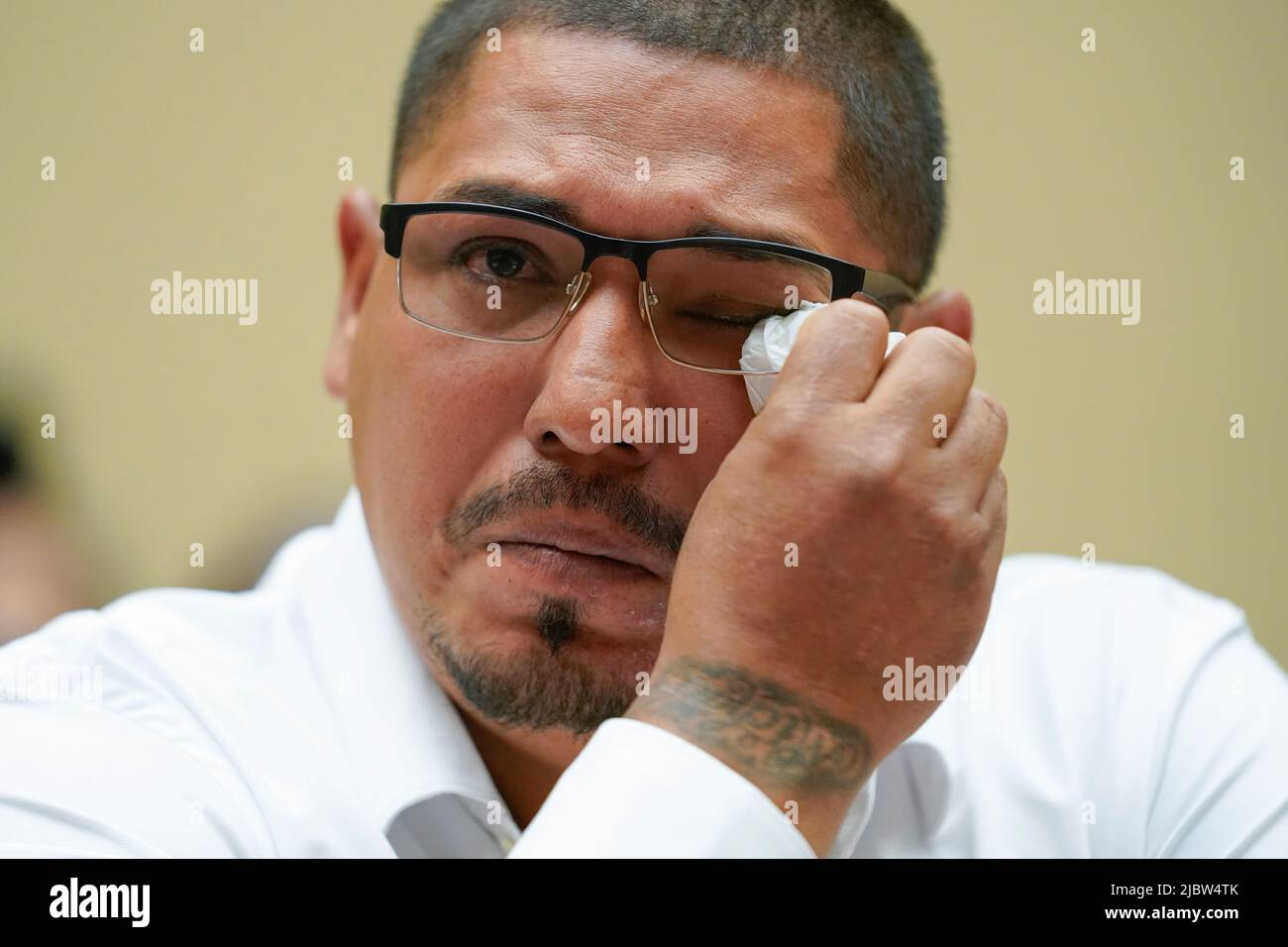 Washington, Stati Uniti. 08th giugno 2022. Miguel Cerrillo, padre di Miah Cerrillo uno studente di quarto grado alla scuola elementare di Robb a Uvalde, Texas, pulisce il suo occhio come testimonia durante un'audizione House Committee on Oversight and Reform sulla violenza delle armi su Capitol Hill a Washington, mercoledì 8 giugno 2022. (Foto di Andrew Harnik/Pool/Sipa USA) Credit: Sipa USA/Alamy Live News Foto Stock