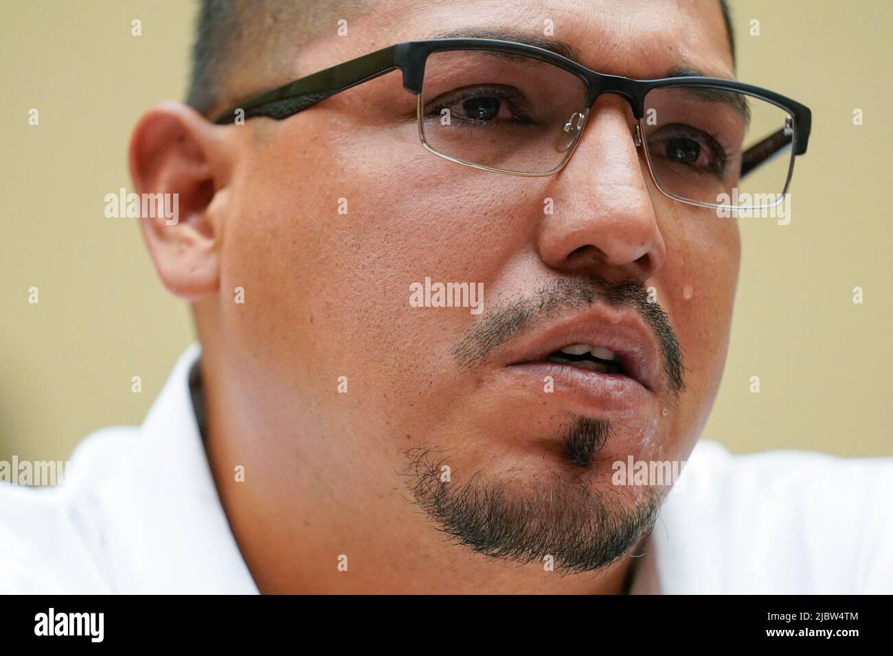 Washington, Stati Uniti. 08th giugno 2022. Miguel Cerrillo, padre di Miah Cerrillo uno studente di quarto grado alla Scuola elementare di Robb a Uvalde, Texas, si strappa come testimonia durante un'audizione House Committee on Oversight and Reform sulla violenza delle armi a Capitol Hill a Washington, mercoledì 8 giugno 2022. (Foto di Andrew Harnik/Pool/Sipa USA) Credit: Sipa USA/Alamy Live News Foto Stock