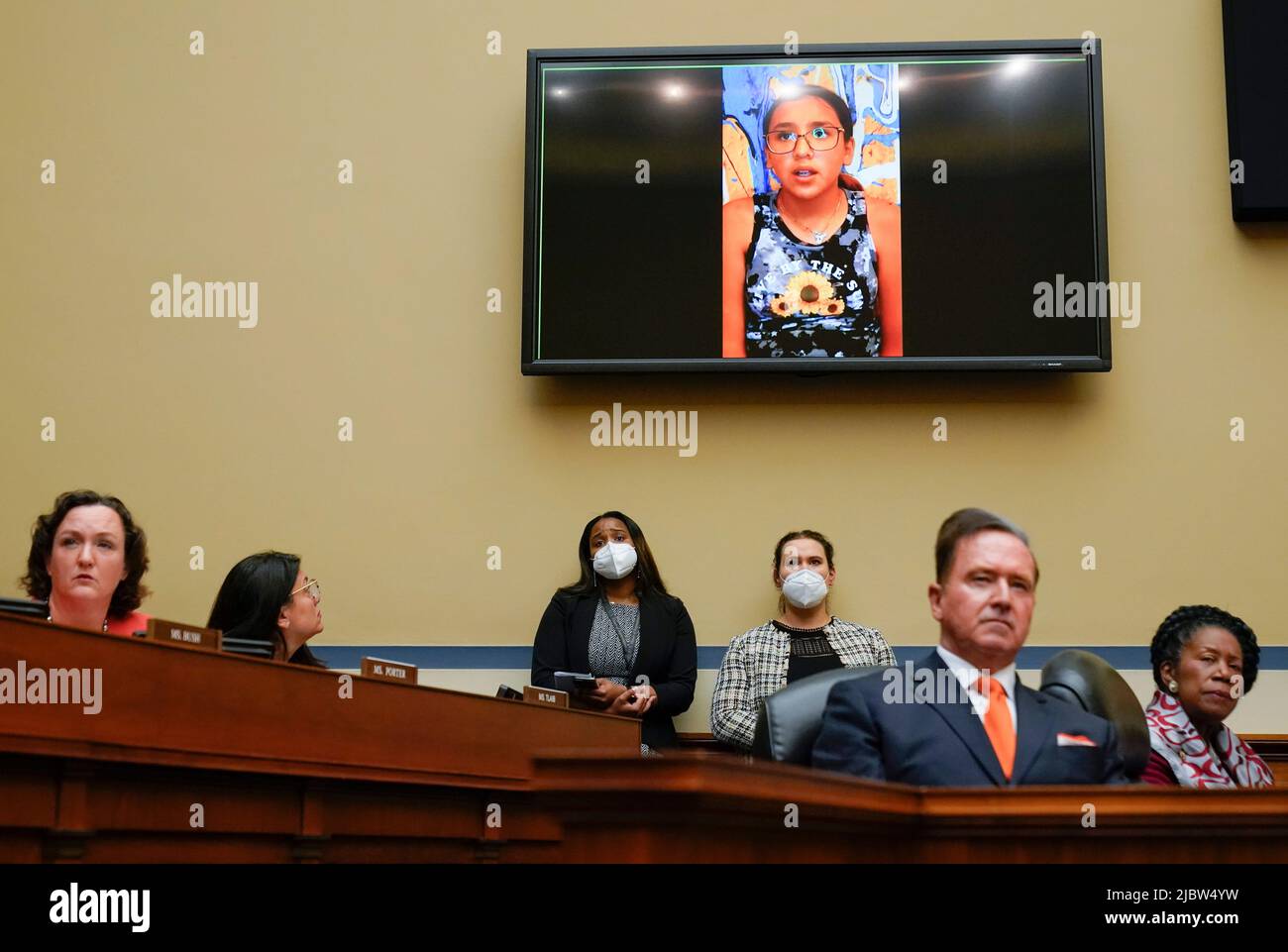Washington, Stati Uniti. 08th giugno 2022. Miah Cerrillo, uno studente di quarto grado presso la Robb Elementary School di Uvalde, Texas, e il sopravvissuto del tiro di massa appare su uno schermo durante un'audizione House Committee on Oversight and Reform sulla violenza delle armi su Capitol Hill a Washington, mercoledì 8 giugno 2022. (Foto di Andrew Harnik/Pool/Sipa USA) Credit: Sipa USA/Alamy Live News Foto Stock