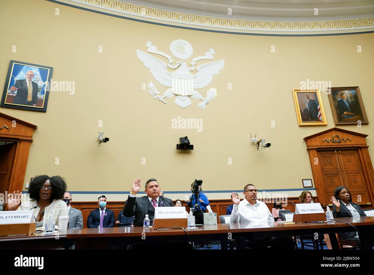 Da sinistra, Zeneta Everhart, il cui figlio Zaire Goodman, 20 anni, è stato girato al collo durante il tiro di massa al supermercato Buffalo Tops e sopravvissuto, Roy Guerrero, un pediatra di Uvalde, Texas, Miguel Cerrillo, padre di Miah Cerrillo studente di quarta classe alla Robb Elementary School di Uvalde, E Lucrezia Hughes, del DC Project, Women for Gun Rights, sono giurati di testimoniare durante un'audizione della Camera Committee on Oversight and Reform sulla violenza delle armi a Capitol Hill a Washington, mercoledì 8 giugno 2022. (Foto di Andrew Harnik/Pool/Sipa USA) Foto Stock
