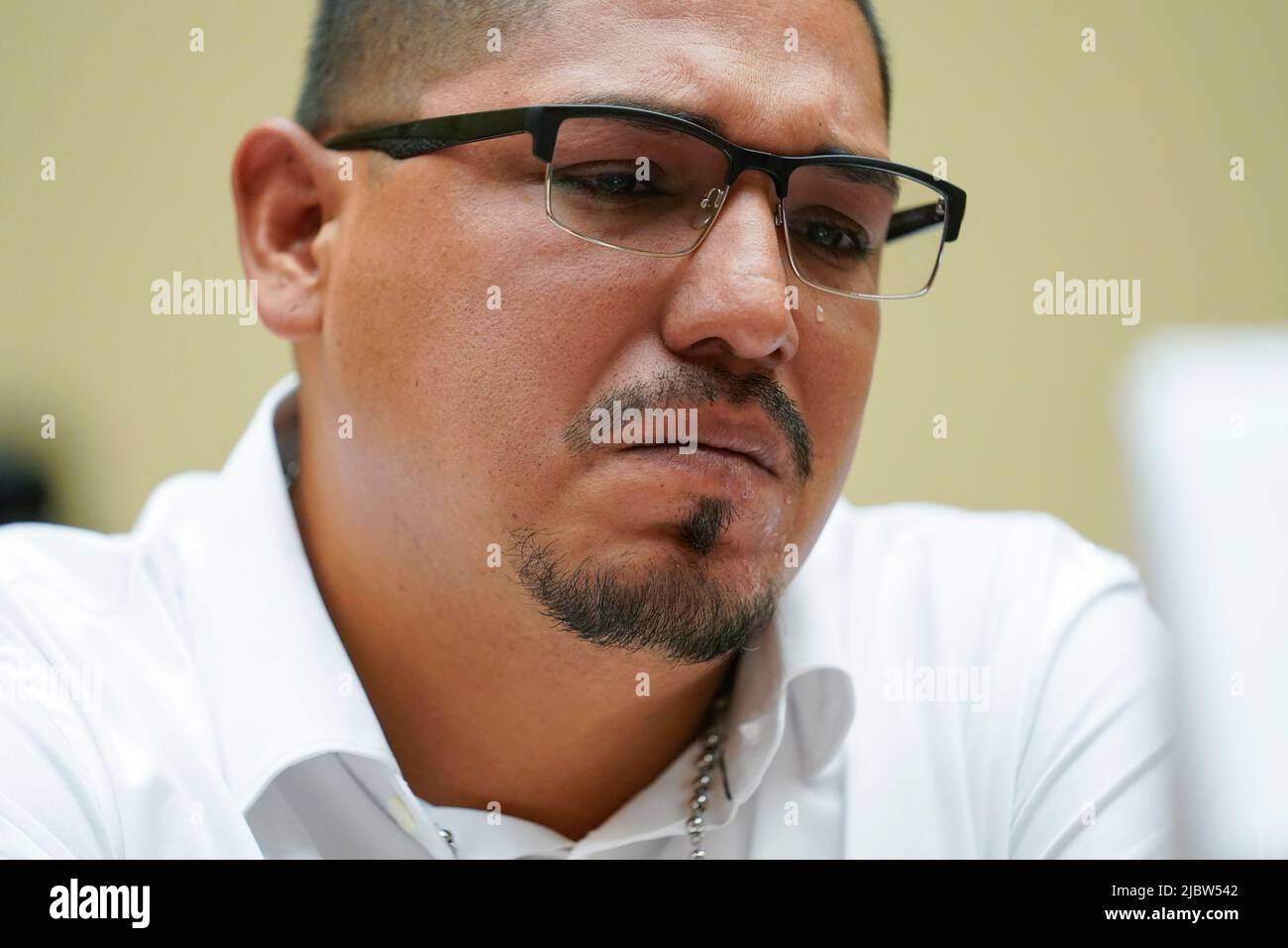 Washington, Stati Uniti. 08th giugno 2022. Miguel Cerrillo, padre di Miah Cerrillo uno studente di quarto grado alla Scuola elementare di Robb a Uvalde, Texas, si strappa come testimonia durante un'audizione House Committee on Oversight and Reform sulla violenza delle armi a Capitol Hill a Washington, mercoledì 8 giugno 2022. (Foto di Andrew Harnik/Pool/Sipa USA) Credit: Sipa USA/Alamy Live News Foto Stock