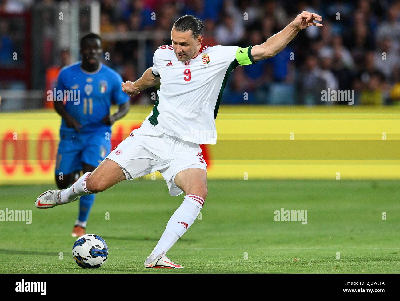 7th giugno 2022; Stadio Dino Manuzzi, Cesena, Italia; partita di calcio della UEFA Nations League 2021-2022 , Italia contro Ungheria; Adam Szalai d'Ungheria prende un tiro al traguardo Foto Stock