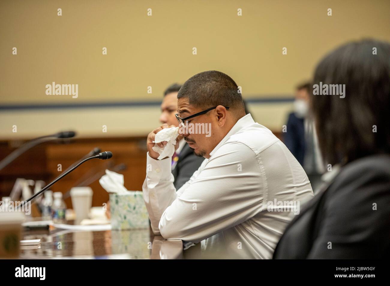 Washington, Stati Uniti. 08th giugno 2022. Miguel Cerrillo, padre di Miah Cerrillo, studente di quarto grado presso la Scuola elementare di Robb a Uvalde, Texas, testimonia alla Camera Oversight and Reform Committee il 8 giugno 2022 a Washington, DC (Foto di Jason Andrew/Pool/Sipa USA) Credit: Sipa USA/Alamy Live News Foto Stock