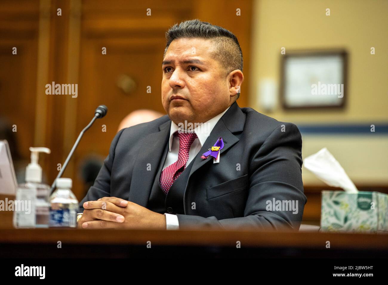 Washington, Stati Uniti. 08th giugno 2022. Il Dr. Roy Guerrero di Uvalde, Texas, testimonia la sparatoria alla Scuola elementare di Robb alla Camera Oversight and Reform Committee sulla violenza delle armi il 8 giugno 2022 a Washington, DC (Foto di Jason Andrew/Pool/Sipa USA) Credit: Sipa USA/Alamy Live News Foto Stock