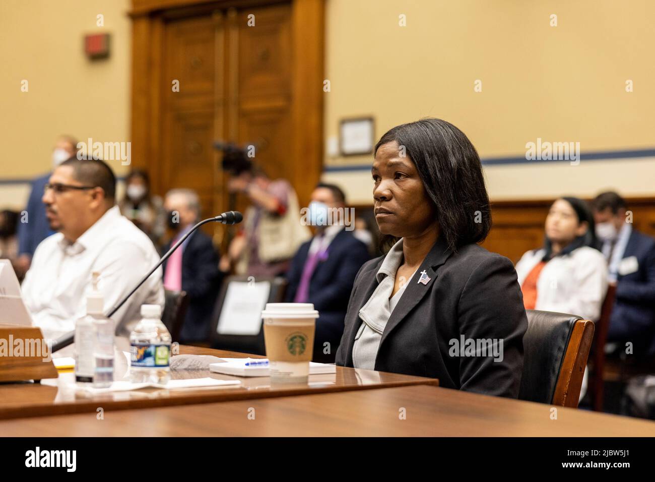 Washington, Stati Uniti. 08th giugno 2022. Miguel Cerrillo, padre di Miah Cerrillo, studente di quarto grado alla Scuola elementare di Robb a Uvalde, Texas, attende di testimoniare alla Camera Oversight and Reform Committee il 8 giugno 2022 a Washington, DC (Foto di Jason Andrew/Pool/Sipa USA) credito: Sipa USA/Alamy Live News Foto Stock