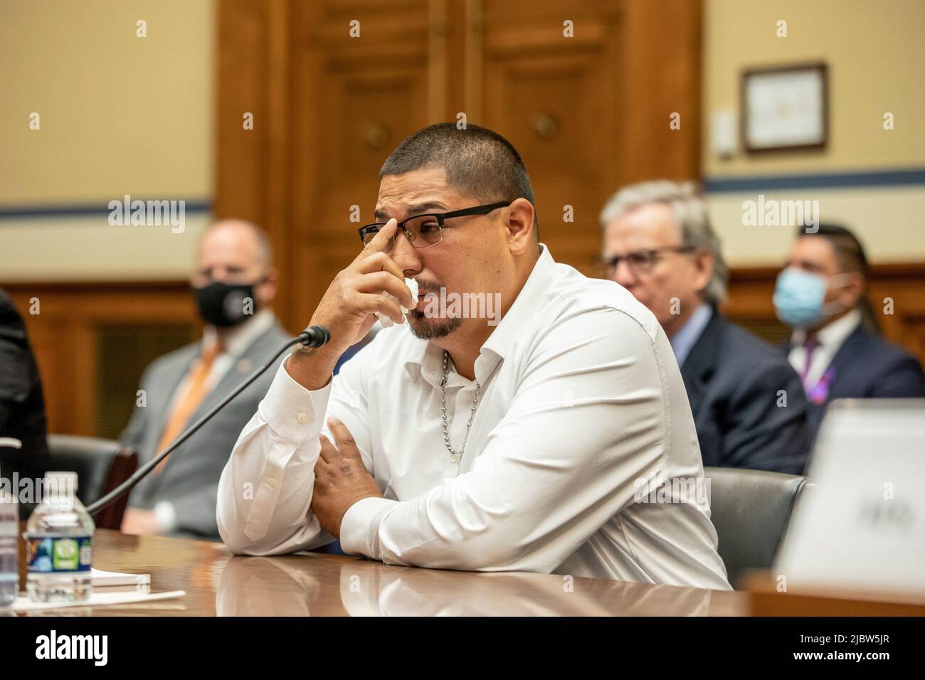 Washington, Stati Uniti. 08th giugno 2022. Miguel Cerrillo, padre di Miah Cerrillo, studente di quarto grado presso la Scuola elementare di Robb a Uvalde, Texas, testimonia alla Camera Oversight and Reform Committee il 8 giugno 2022 a Washington, DC (Foto di Jason Andrew/Pool/Sipa USA) Credit: Sipa USA/Alamy Live News Foto Stock