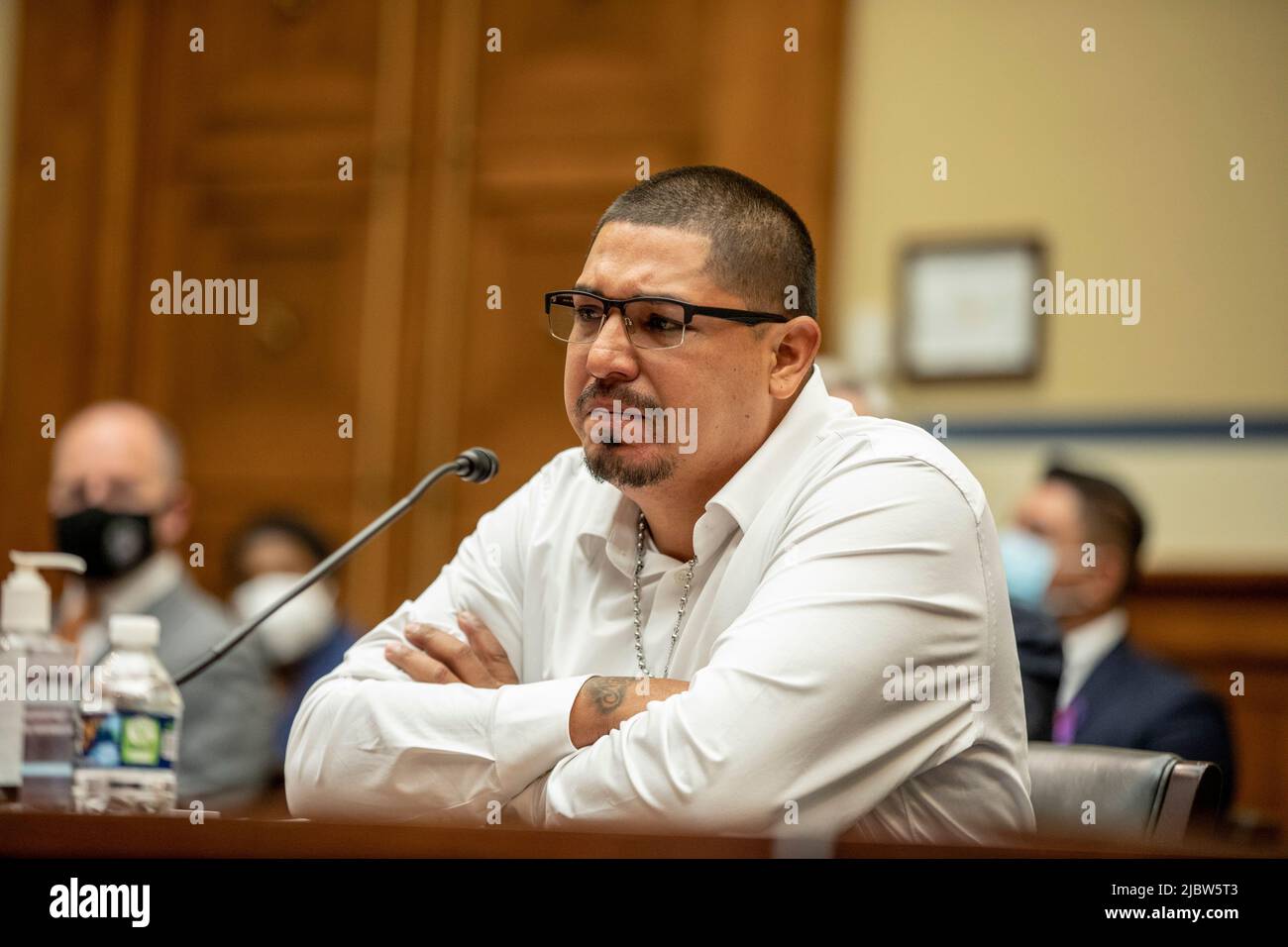 Washington, Stati Uniti. 08th giugno 2022. Miguel Cerrillo, padre di Miah Cerrillo, studente di quarto grado presso la Scuola elementare di Robb a Uvalde, Texas, testimonia alla Camera Oversight and Reform Committee il 8 giugno 2022 a Washington, DC (Foto di Jason Andrew/Pool/Sipa USA) Credit: Sipa USA/Alamy Live News Foto Stock