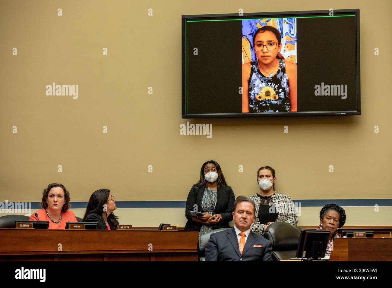 Washington, Stati Uniti. 08th giugno 2022. Miah Cerrillo, sopravvissuto e studente di quarto grado alla Scuola elementare di Robb a Uvalde, Texas, testimonia la House Oversight and Reform Committee il 8 giugno 2022 a Washington, DC (Foto di Jason Andrew/Pool/Sipa USA) Credit: Sipa USA/Alamy Live News Foto Stock