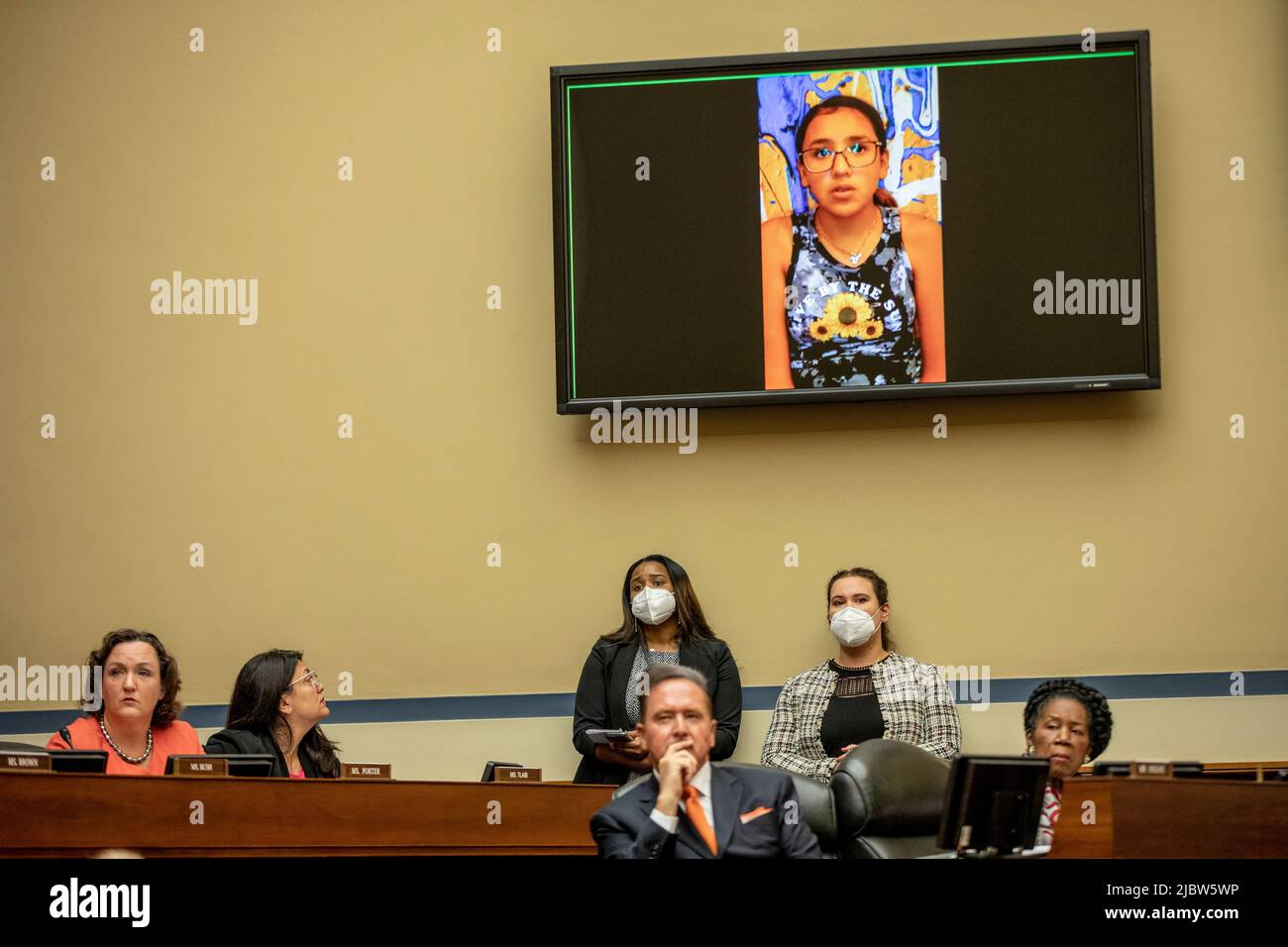 Washington, Stati Uniti. 08th giugno 2022. Miah Cerrillo, sopravvissuto e studente di quarto grado alla Scuola elementare di Robb a Uvalde, Texas, testimonia la House Oversight and Reform Committee il 8 giugno 2022 a Washington, DC (Foto di Jason Andrew/Pool/Sipa USA) Credit: Sipa USA/Alamy Live News Foto Stock