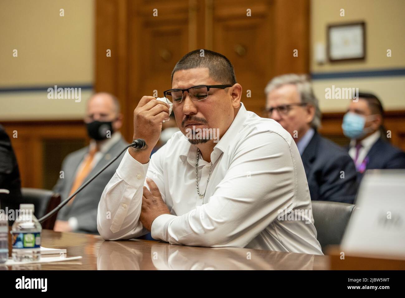 Washington, Stati Uniti. 08th giugno 2022. Miguel Cerrillo, padre di Miah Cerrillo, studente di quarto grado presso la Scuola elementare di Robb a Uvalde, Texas, testimonia alla Camera Oversight and Reform Committee il 8 giugno 2022 a Washington, DC (Foto di Jason Andrew/Pool/Sipa USA) Credit: Sipa USA/Alamy Live News Foto Stock