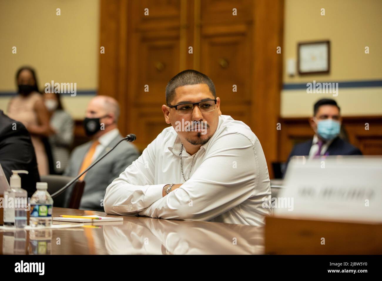 Washington, Stati Uniti. 08th giugno 2022. Miguel Cerrillo, padre di Miah Cerrillo, studente di quarto grado alla Scuola elementare di Robb a Uvalde, Texas, attende di testimoniare alla Camera Oversight and Reform Committee il 8 giugno 2022 a Washington, DC (Foto di Jason Andrew/Pool/Sipa USA) credito: Sipa USA/Alamy Live News Foto Stock