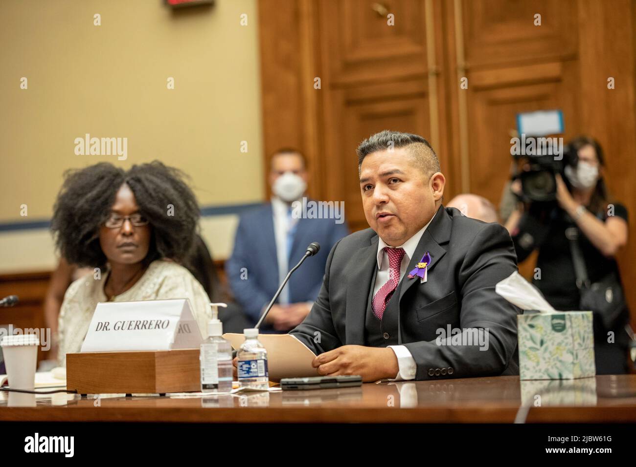 Washington, Stati Uniti. 08th giugno 2022. Il Dr. Roy Guerrero di Uvalde, Texas, testimonia la sparatoria alla Scuola elementare di Robb alla Camera Oversight and Reform Committee sulla violenza delle armi il 8 giugno 2022 a Washington, DC (Foto di Jason Andrew/Pool/Sipa USA) Credit: Sipa USA/Alamy Live News Foto Stock