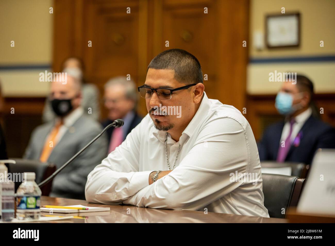 Washington, Stati Uniti. 08th giugno 2022. Miguel Cerrillo, padre di Miah Cerrillo, studente di quarto grado alla Scuola elementare di Robb a Uvalde, Texas, attende di testimoniare alla Camera Oversight and Reform Committee il 8 giugno 2022 a Washington, DC (Foto di Jason Andrew/Pool/Sipa USA) credito: Sipa USA/Alamy Live News Foto Stock