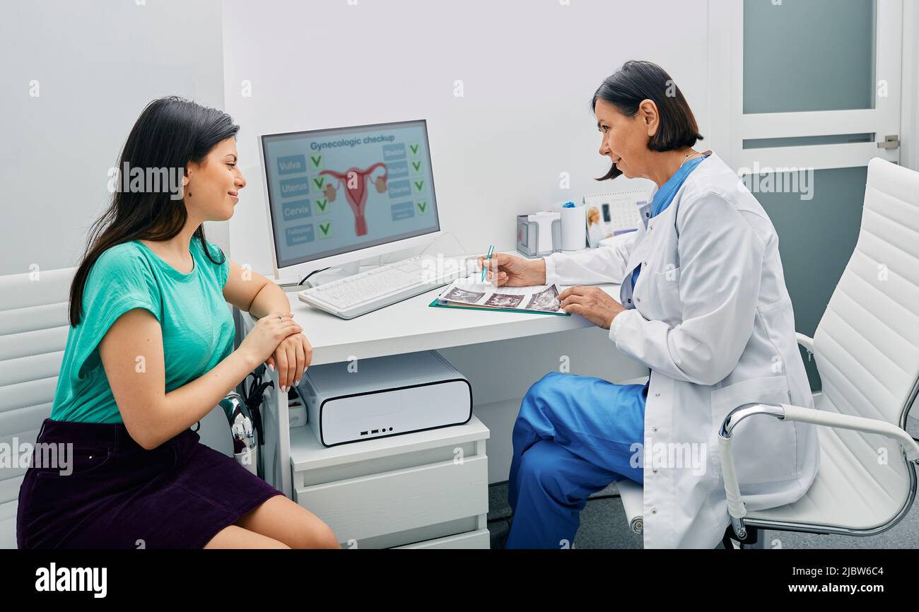 Consultazione del ginecologo. medico e paziente donna sta parlando in studio ginecologico durante la visita presso l'ufficio ginecologico Foto Stock