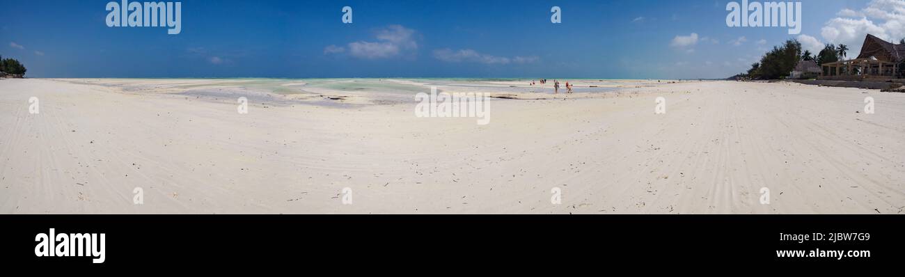 Zanzibar, Tanzania - Jan, 2021: Vista panoramica per l'ampia spiaggia sabbiosa e le acque blu dell'Oceano Indiano. Africa Foto Stock